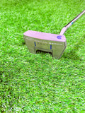 Cleveland Huntington Beach SOFT 11 Putter, 33 inch rechtshandig, liggend op golfbaan met golfball en tee in beeld