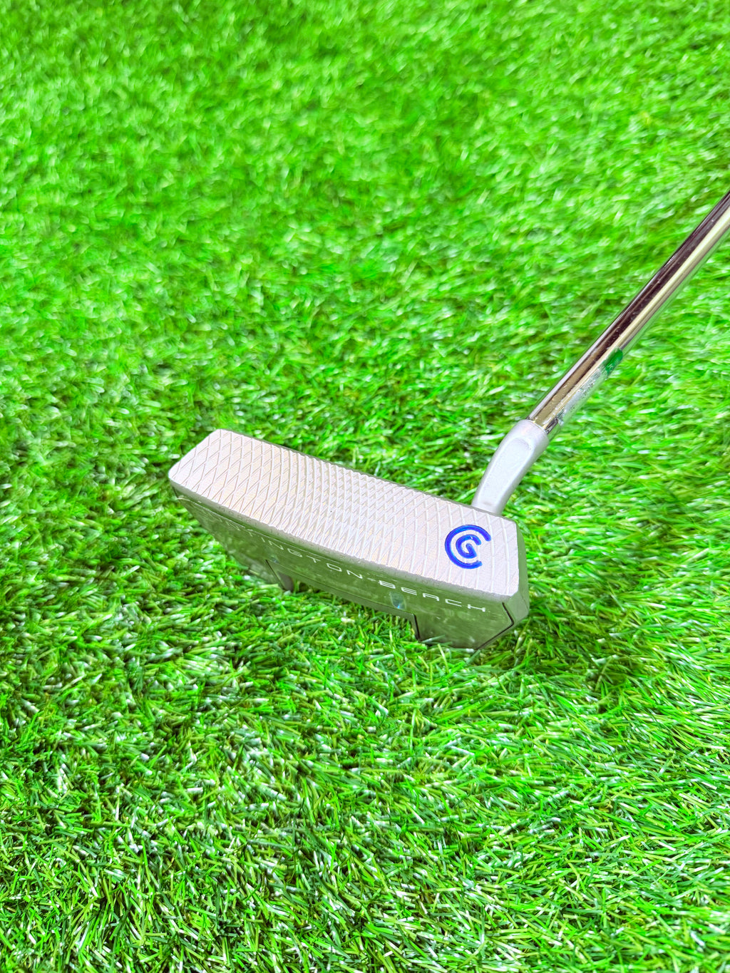 Cleveland Huntington Beach SOFT 11 putter van Thom's Golfgear, 33 inch rechtshandig, close-up van de clubkop en grip