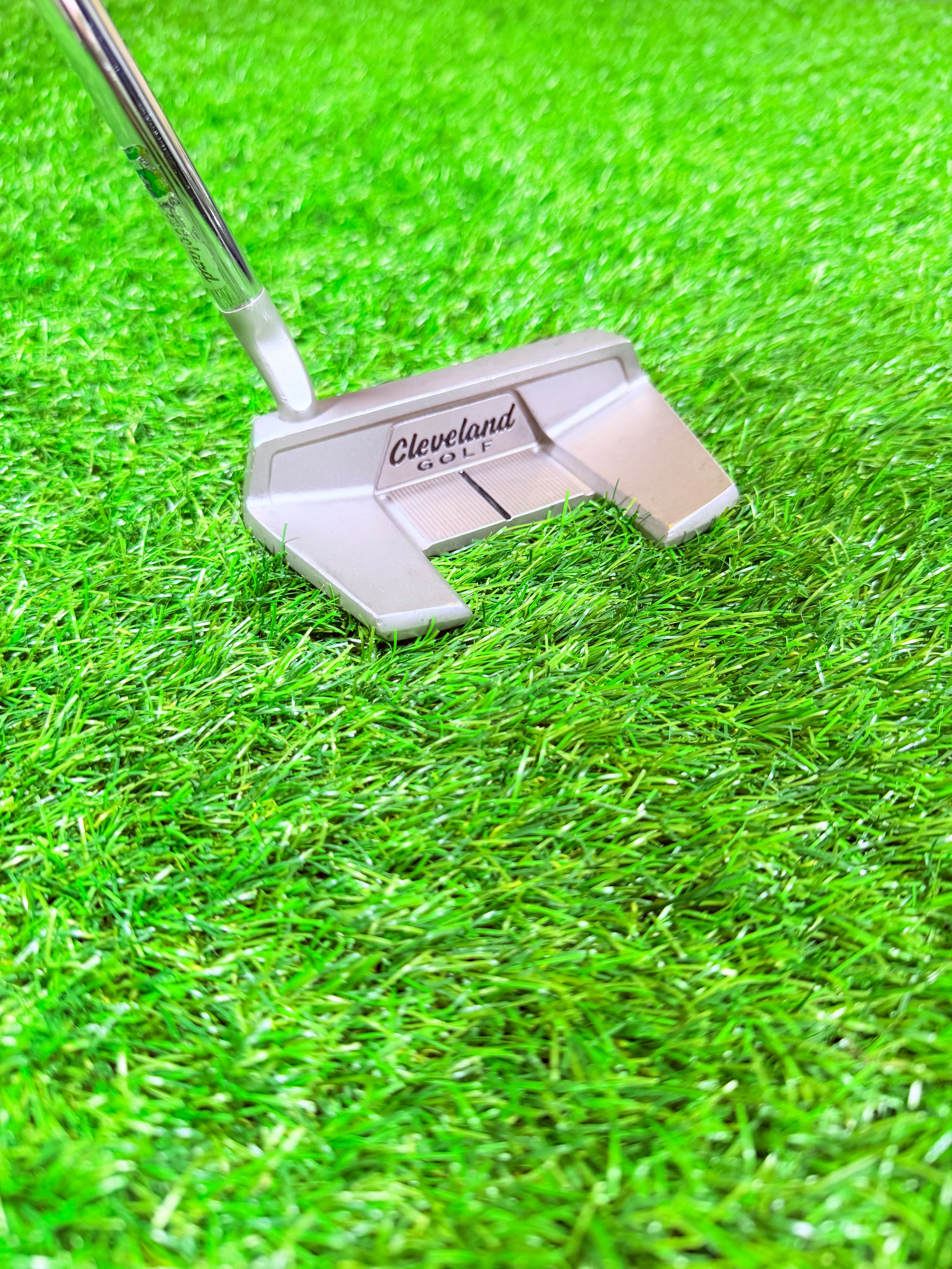 Cleveland Huntington Beach SOFT 11 Putter van Thom's Golfgear, 33 inch rechtshandig, close-up van de golfputter op de green
