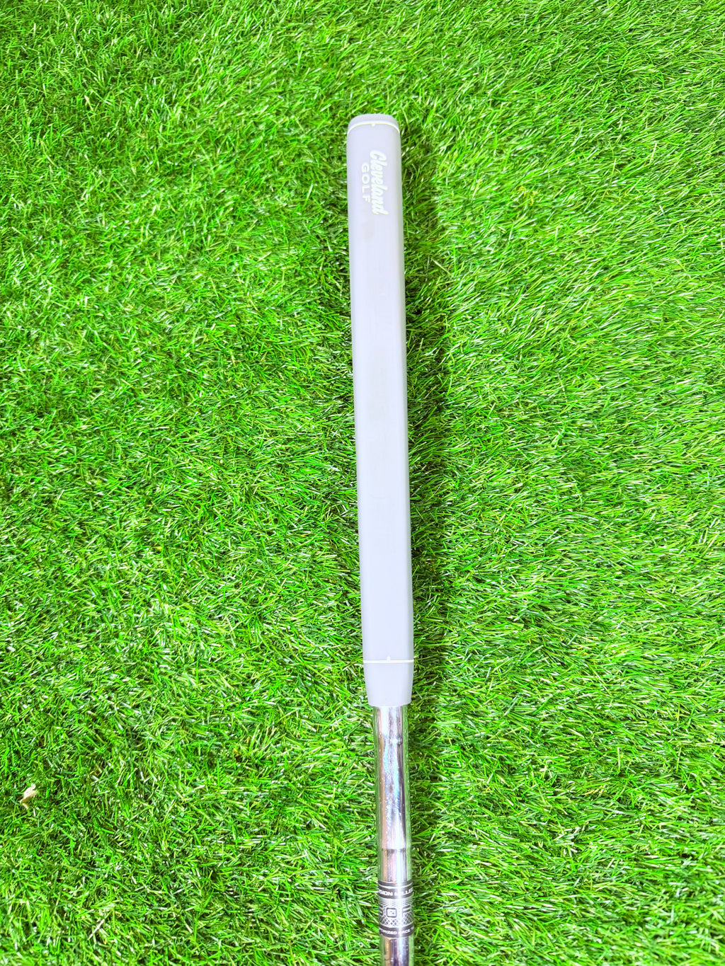 Cleveland Huntington Beach SOFT 11 Putter van Thom's Golfgear, 33 inch rechtshandig, close-up van de kop en grip op de golfclub.