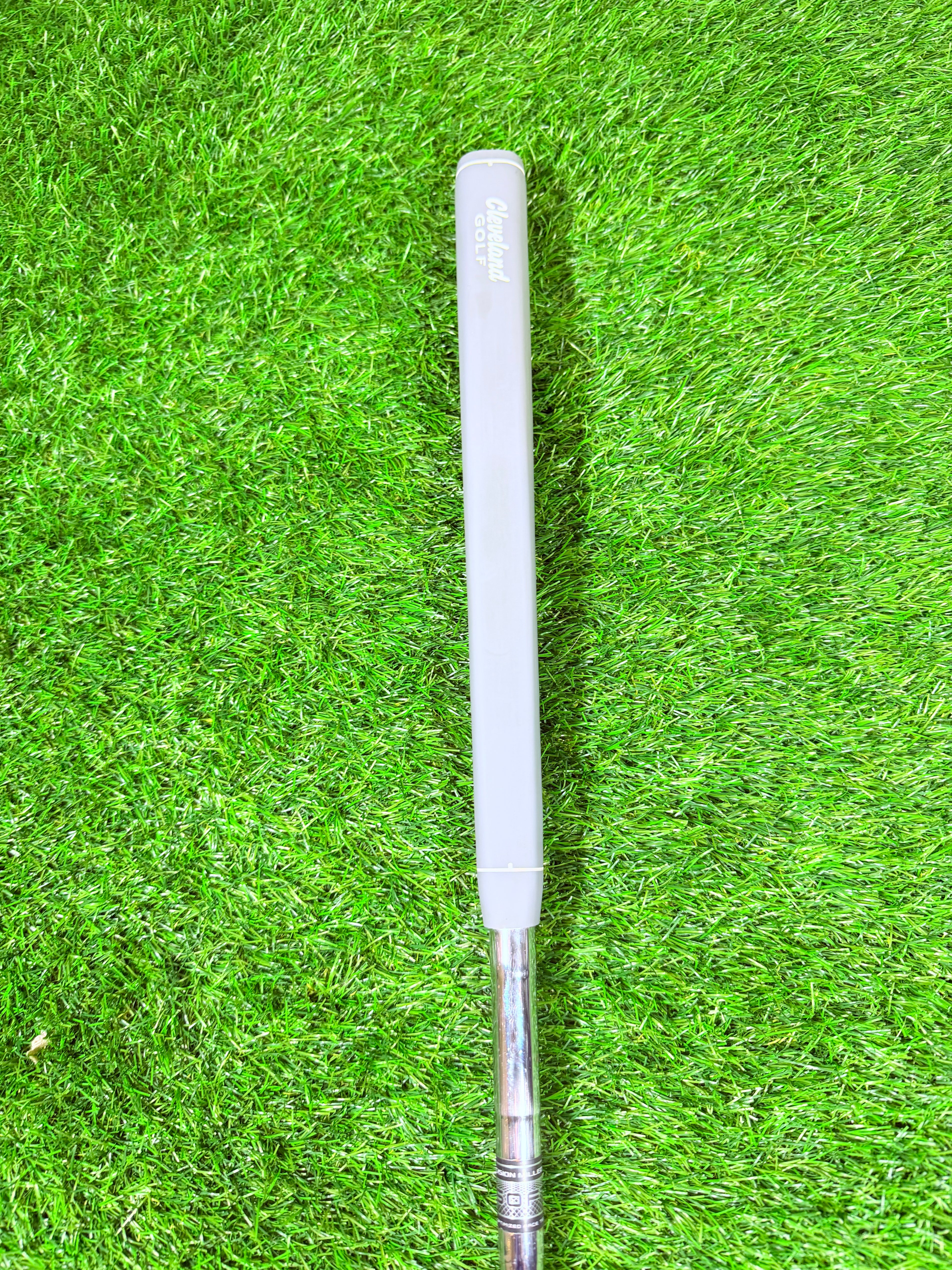 Cleveland Huntington Beach SOFT 11 Putter van Thom's Golfgear, 33 inch rechtshandig, close-up van de kop en grip op de golfclub.
