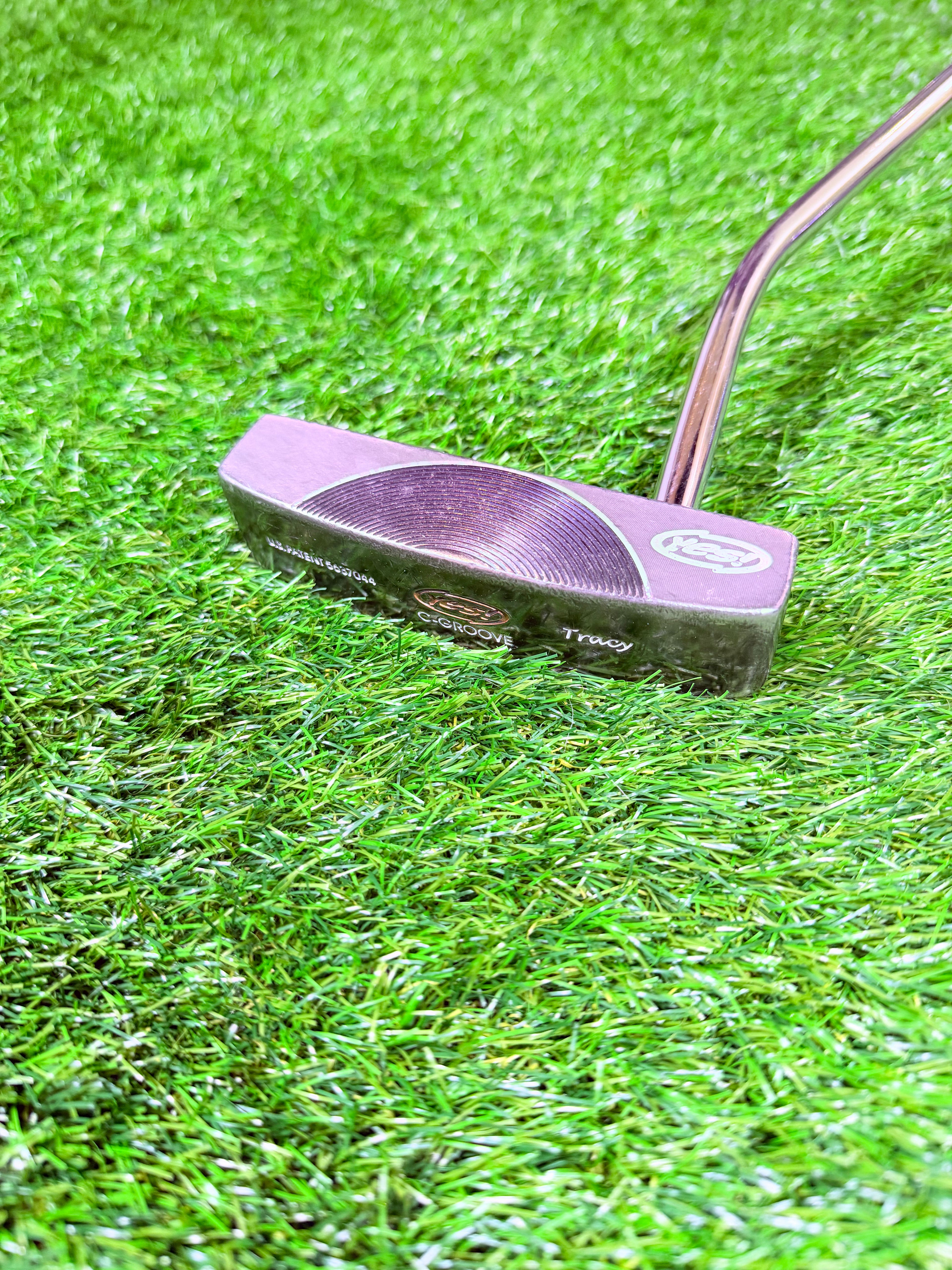 YES! C-Groove Tracy Putter van Thom's Golfgear, 35 inch rechtshandig, close-up van het golfpudder met C-groove ontwerp