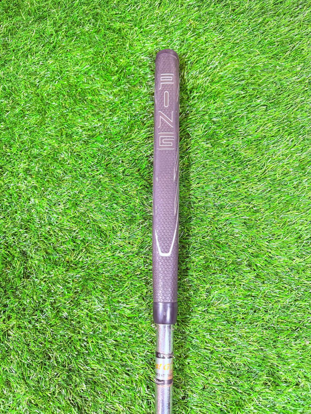 Rechtshandige YES! C-Groove Tracy Putter van Thom's Golfgear, 35 inch, gelegen op een golfbaan met een bal en putting mat.