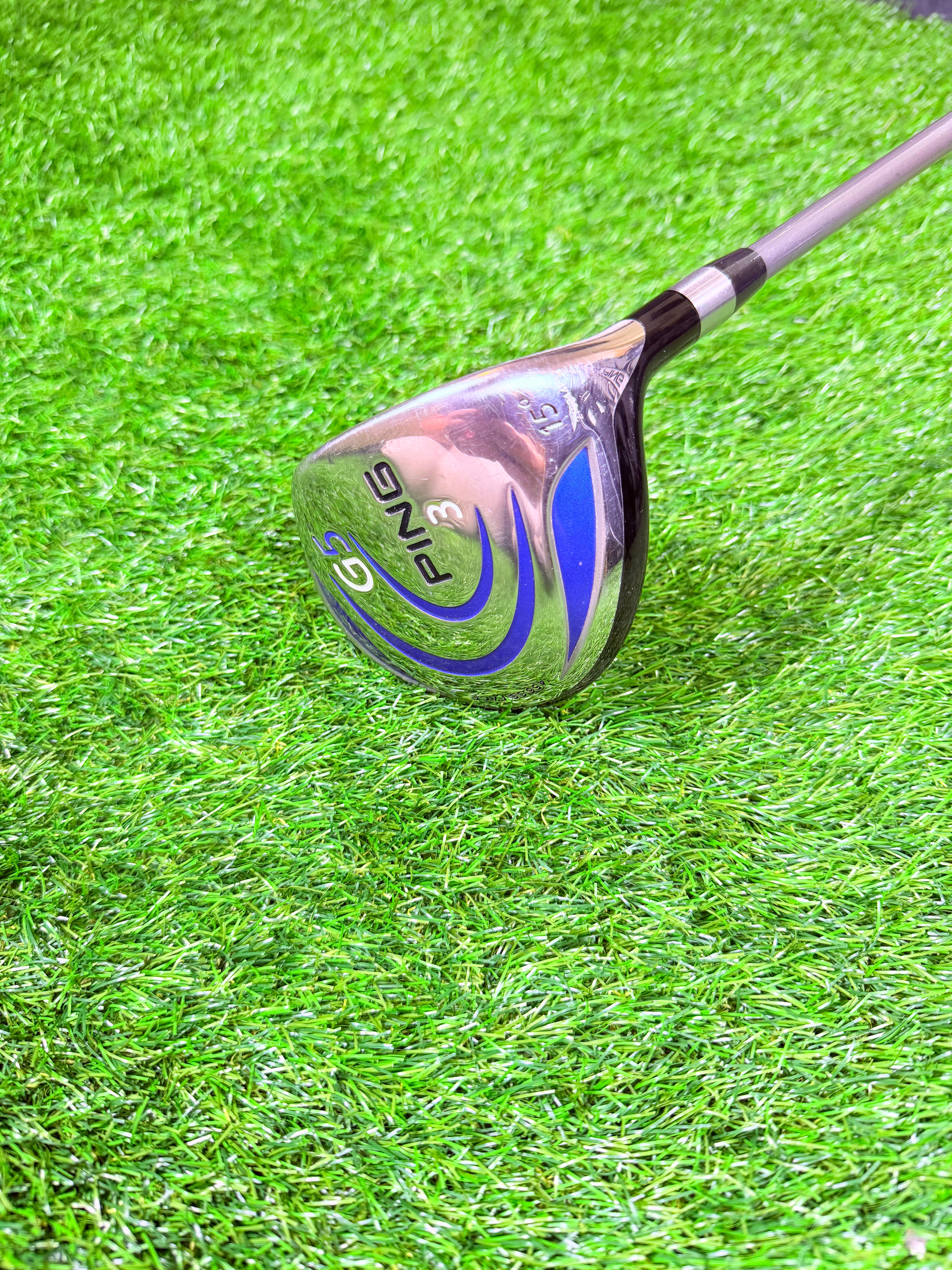 Rechtshandige PING G5 3-Wood golfclub met 15° loft, zichtbaar met houten clubkop en grip, ideaal voor golfspel.