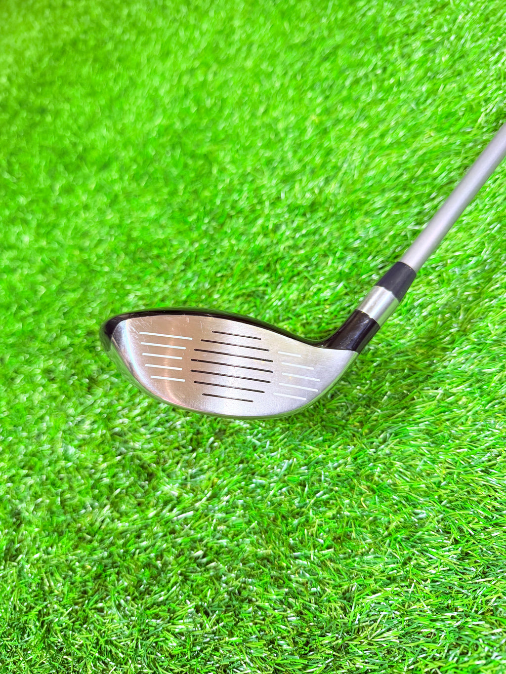 Rechtshandige PING G5 3-wood golfclub met 15° loft, zichtbaar in close-up foto met opvallende clubkop en grip.