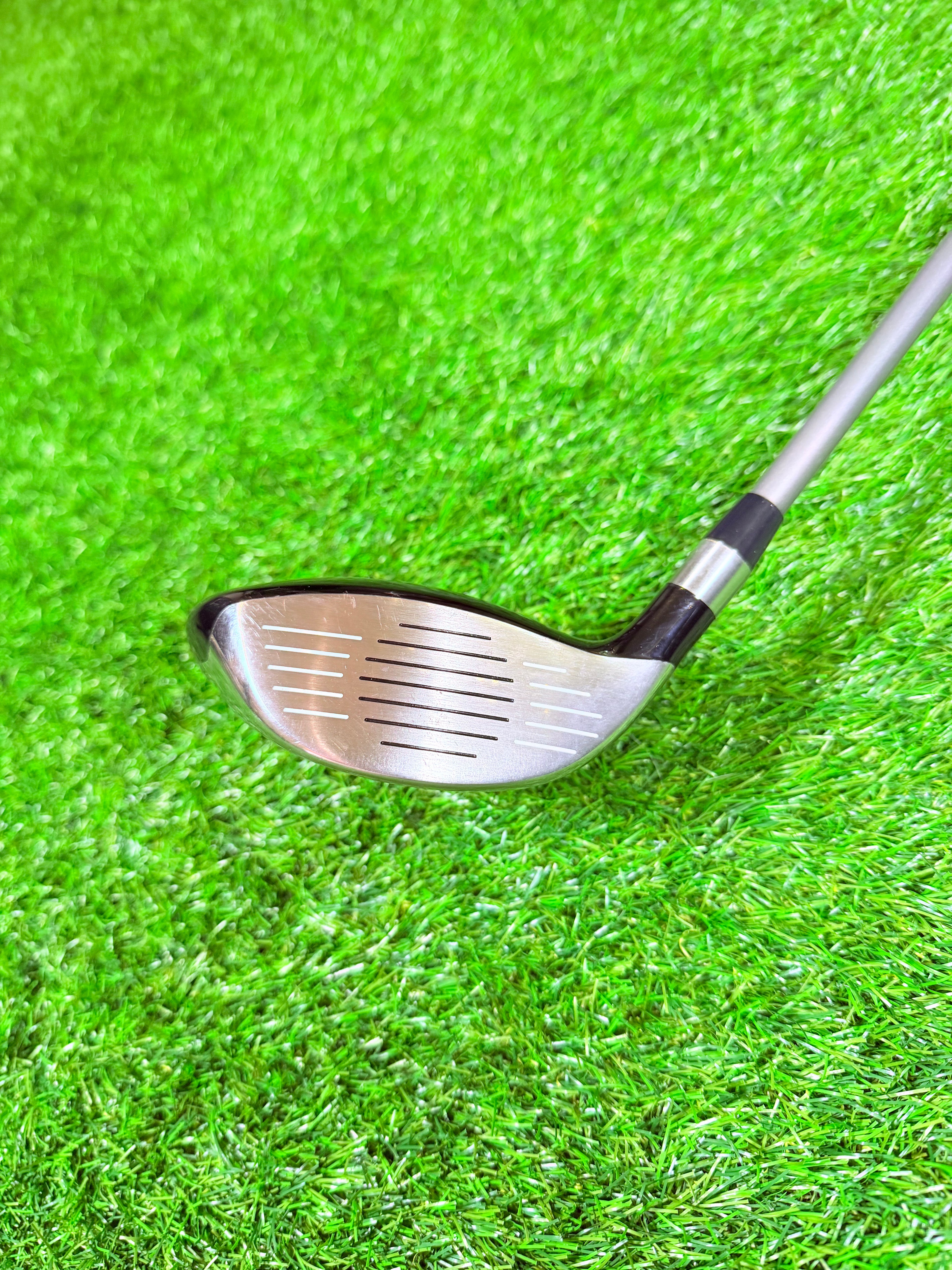 Rechtshandige PING G5 3-wood golfclub met 15° loft, zichtbaar in close-up foto met opvallende clubkop en grip.