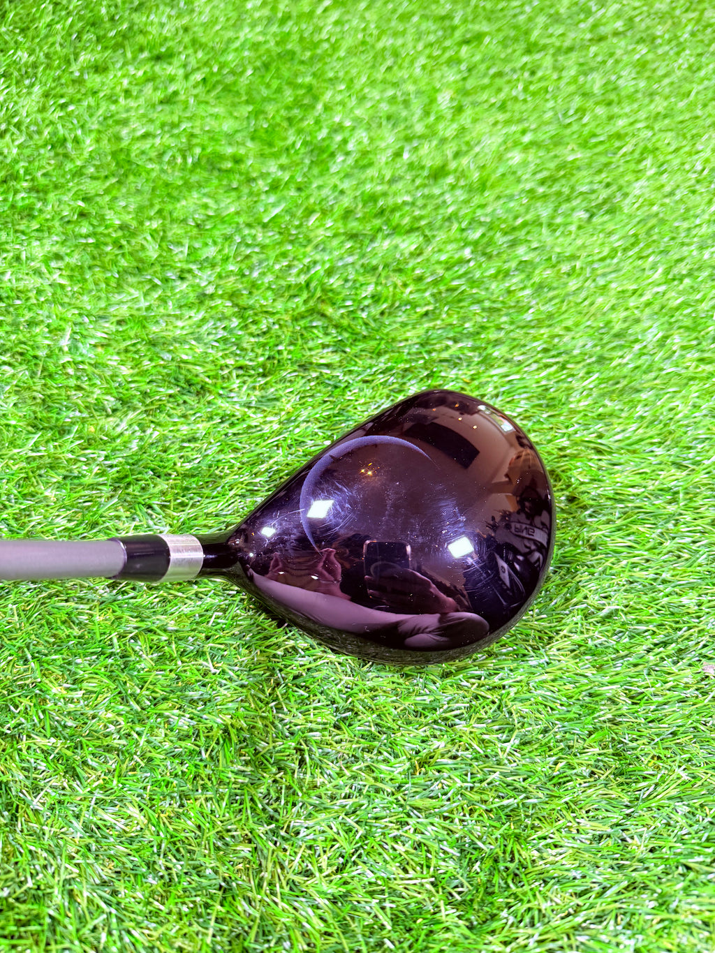 Rechtshandige PING G5 3-wood golfclub met 15° loft, zichtbaar in close-up met golfclubkop en grip.