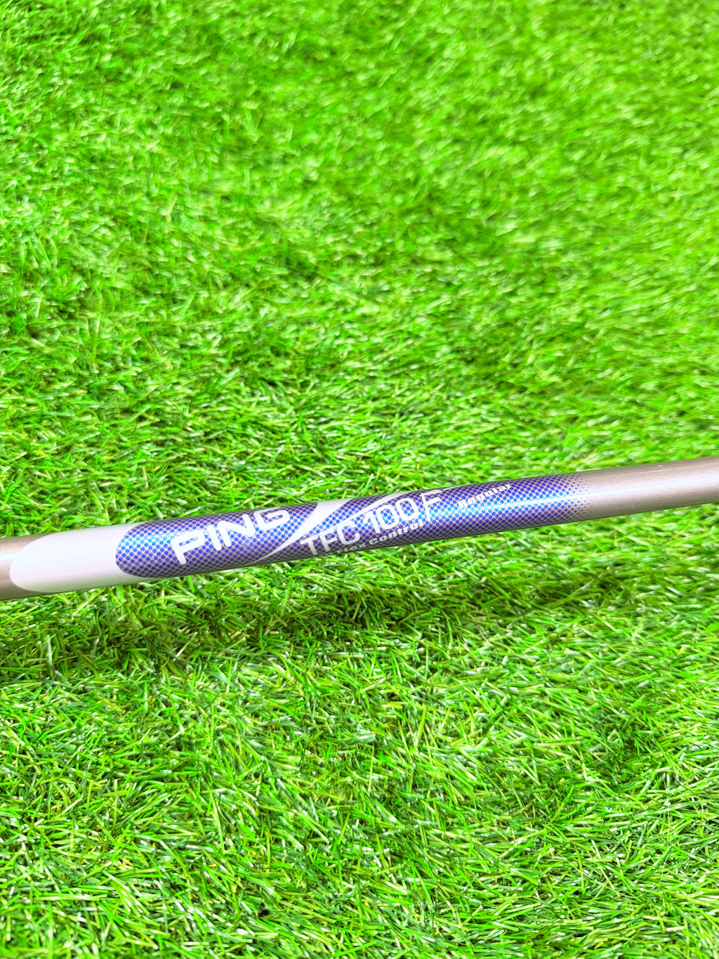 Rechtshandige PING G5 3-wood golfclub met 15° loft, zichtbaar op de afbeelding, van Thom's Golfgear