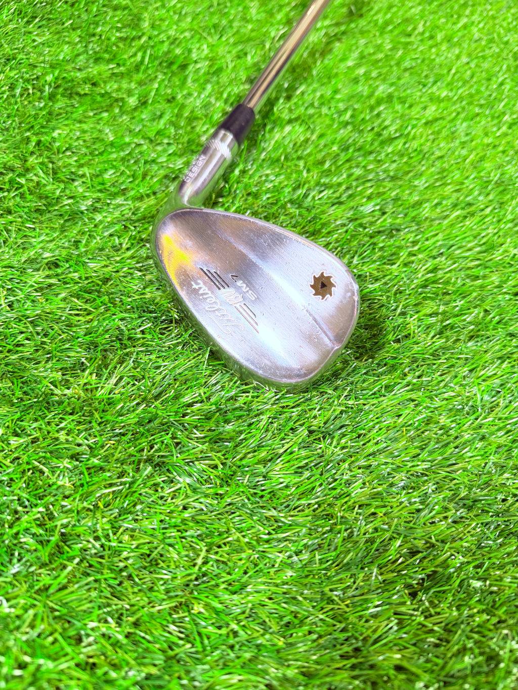 Titleist Vokey SM7 wedge 52°/12° F grind voor rechtshandige golfers, zichtbaar op golfclub met grip en clubhoofd.