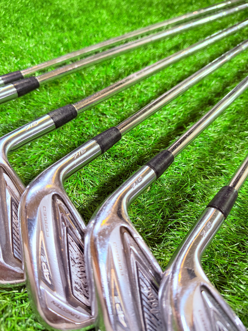 Titelist AP2 716 ijzerset 4 tot en met PW voor rechtshandige golfers, met clubs en grips zichtbaar op de afbeelding