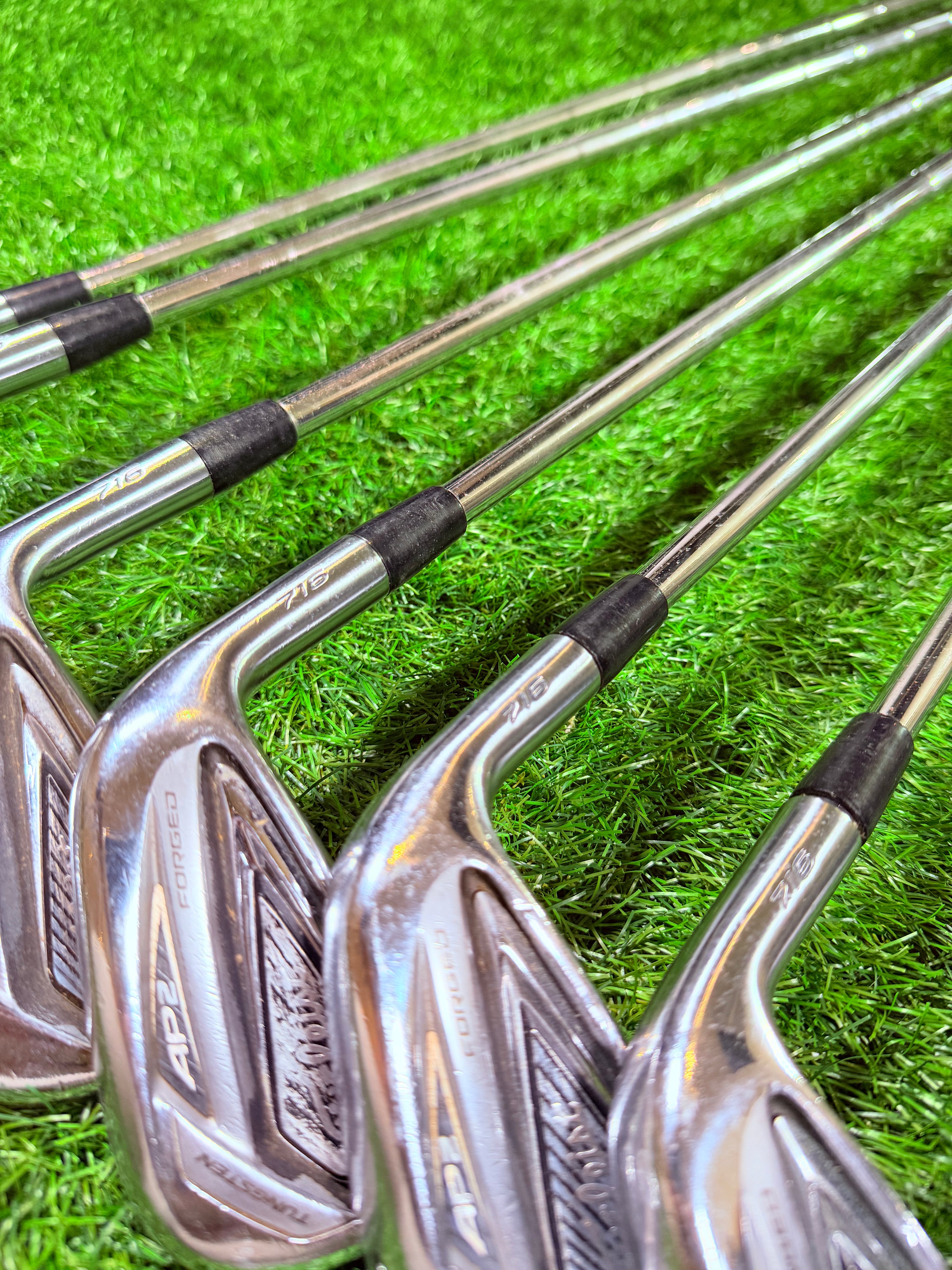 Titelist AP2 716 ijzerset 4 tot en met PW voor rechtshandige golfers, met clubs en grips zichtbaar op de afbeelding