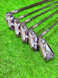 TaylorMade M2 2016 ijzerset 5 t/m PW, rechtshandig, 1 inch verlengd, golfclubs op een golfbaan met golfballen.