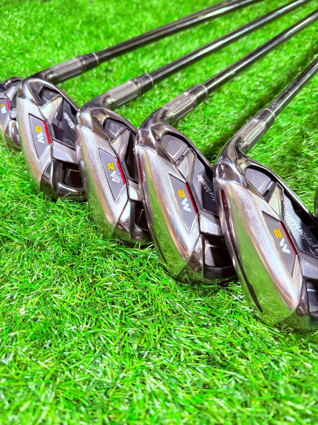TaylorMade M2 2016 ijzerset 5 tot PW rechtshandig, inclusief 1 inch verlenging, golfclubs op een golfbaan.