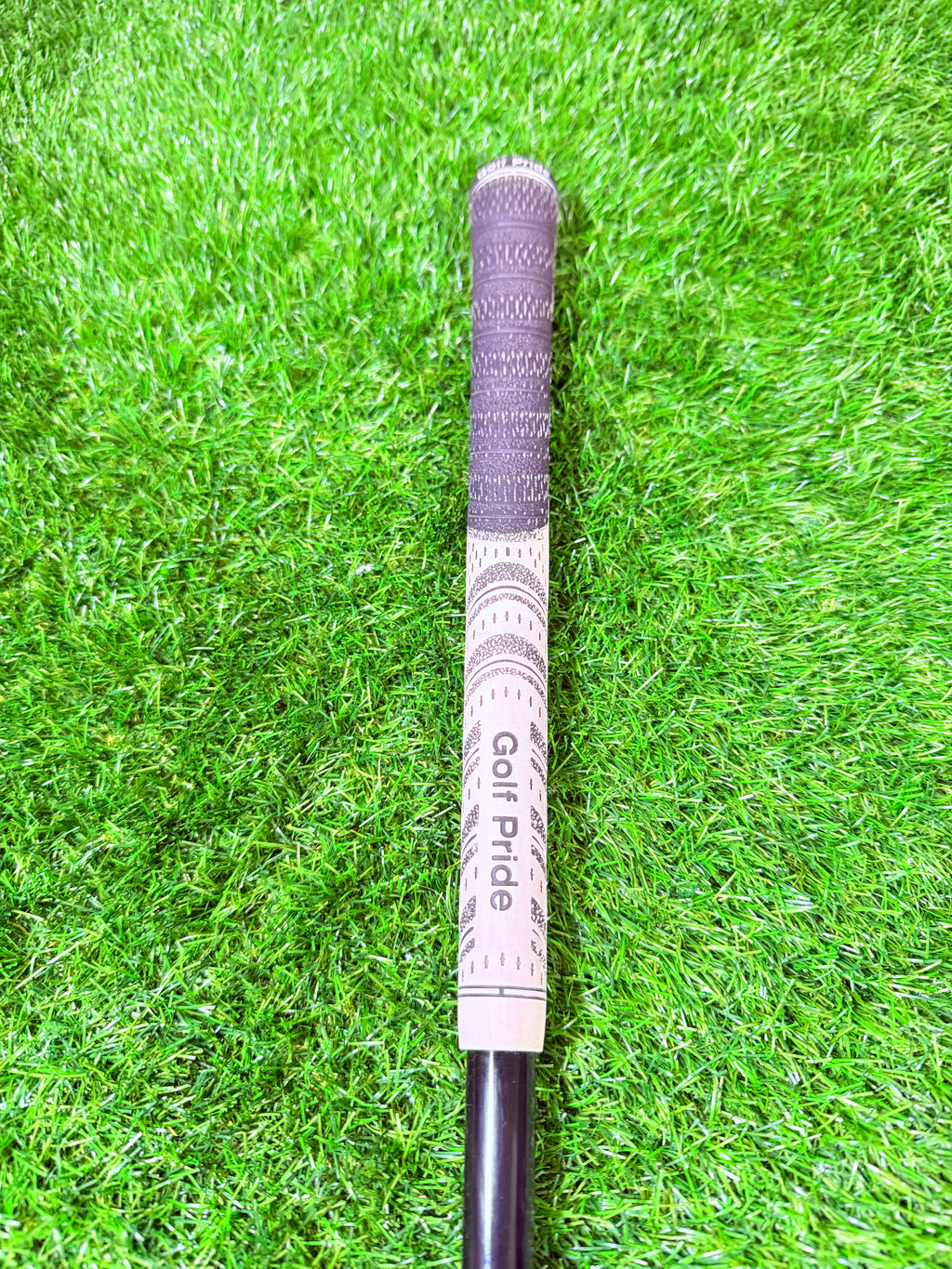 TaylorMade M2 2016 ijzerset 5 t/m PW met 1 inch verlenging, rechtshandig, golfclubs op een golfbaan met clubs en bal