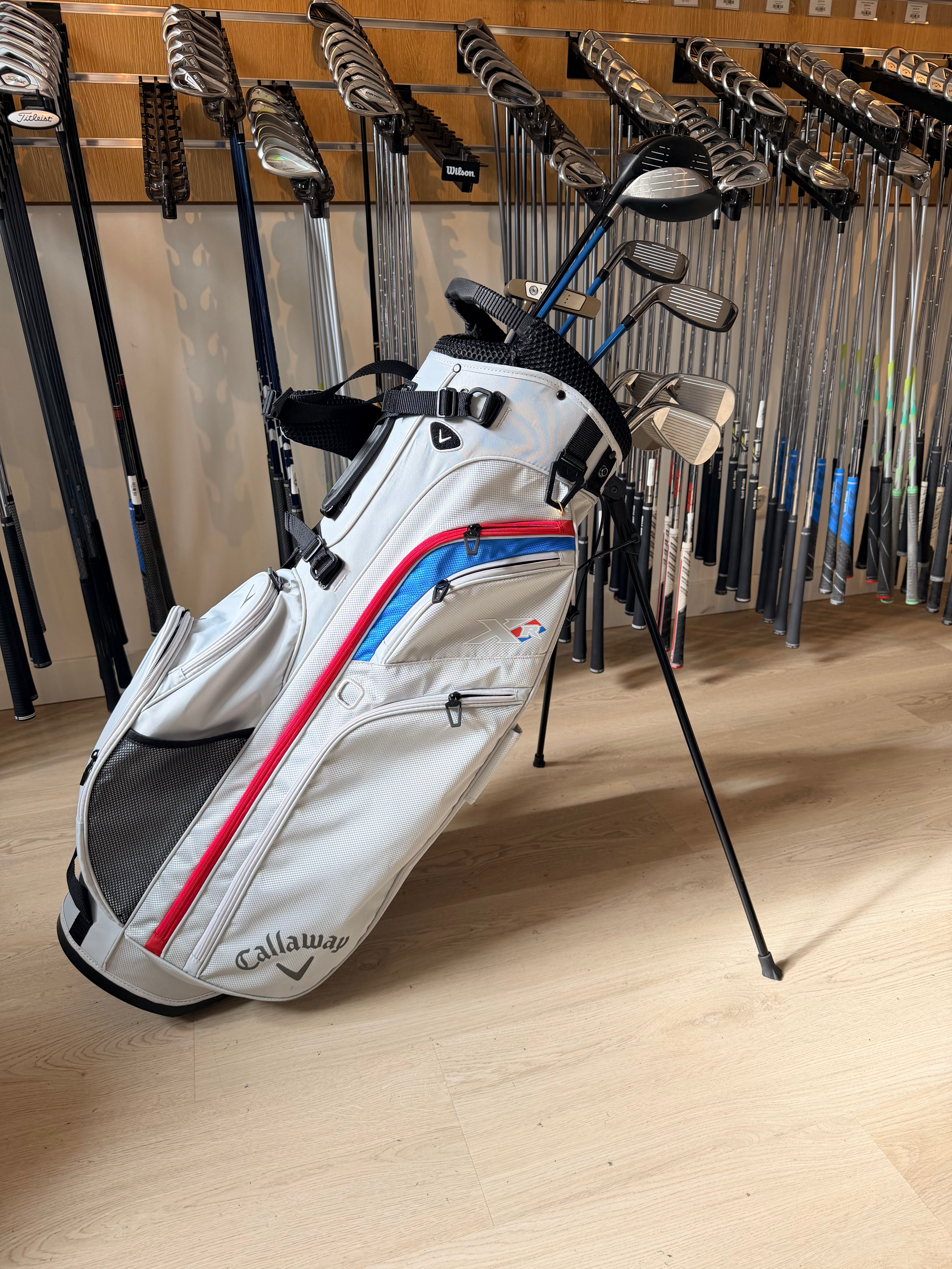 Complete Callaway XR golfset met graphite clubs en Odyssey White Hot Tour putter, rechtshandig, voor optimale golfprestaties