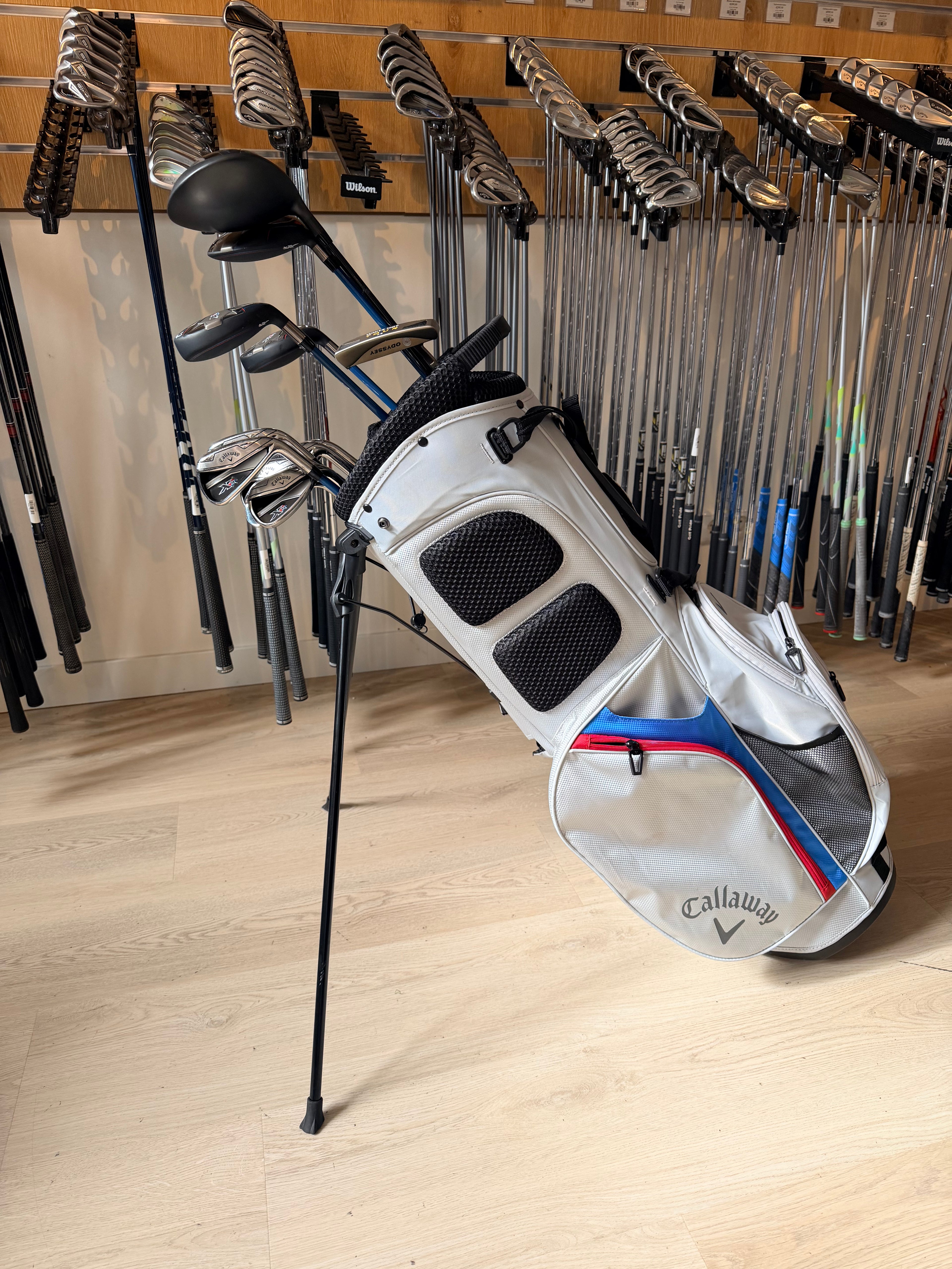Complete Callaway XR golfset met graphite clubs en Odyssey White Hot Tour putter, rechtshandig, geschikt voor golfers.