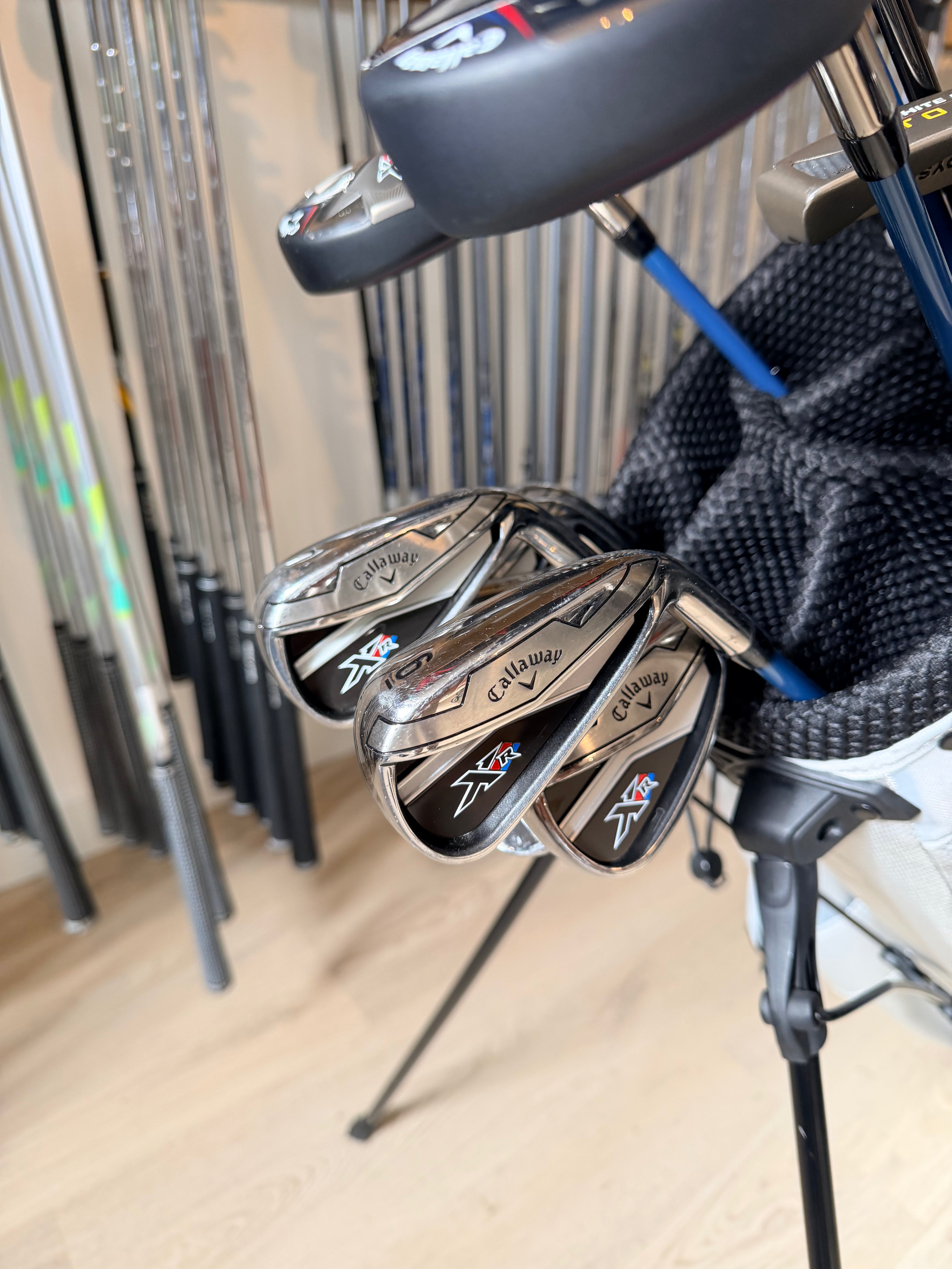 Complete Callaway XR golfset met graphite clubs en Odyssey White Hot Tour #2 putter, rechtshandig, voor golfers van Thom's Golfgear