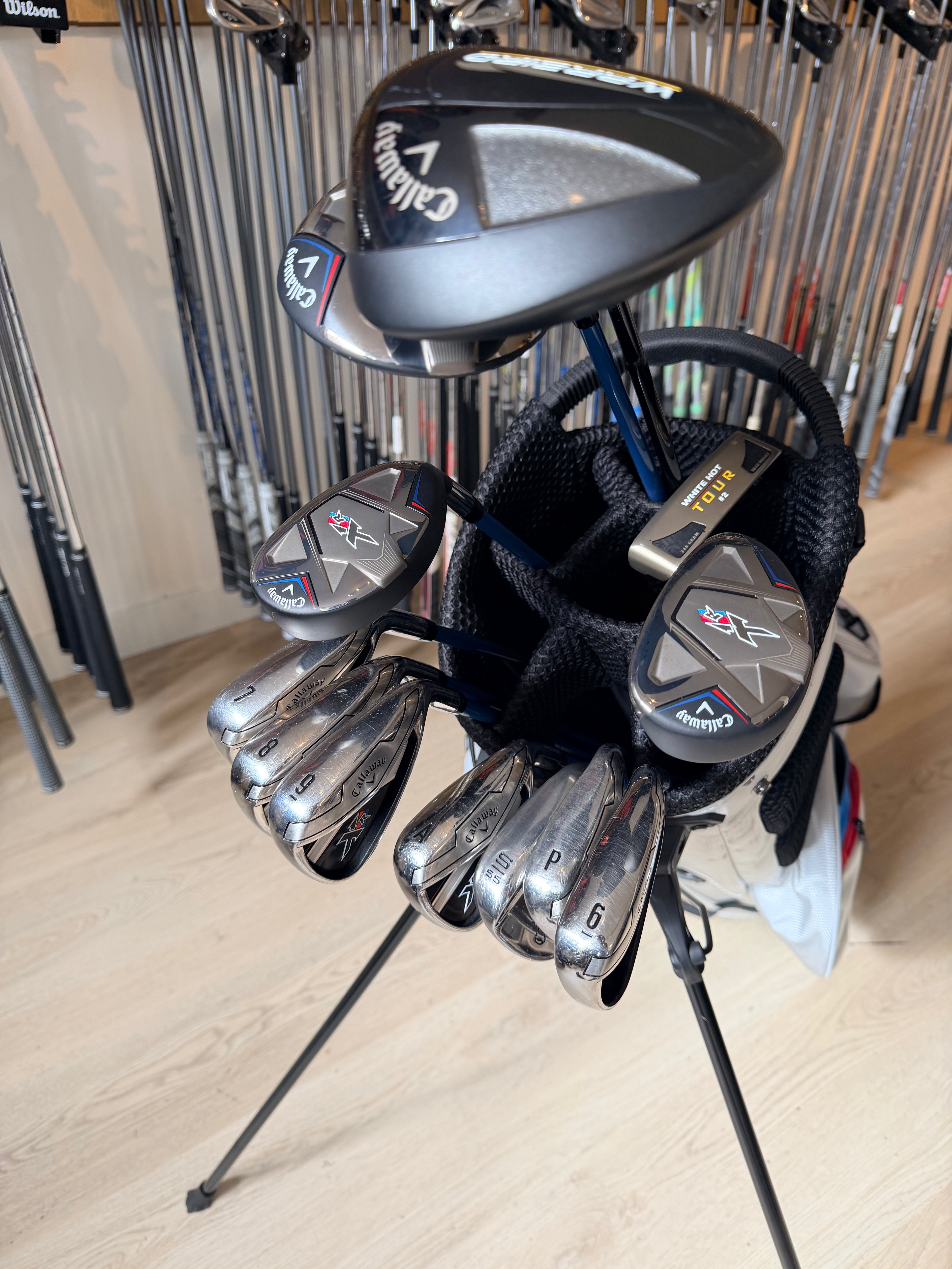 Complete Callaway XR golfset met graphite clubs en Odyssey White Hot Tour putter, rechtshandig, voor optimale speelervaring.
