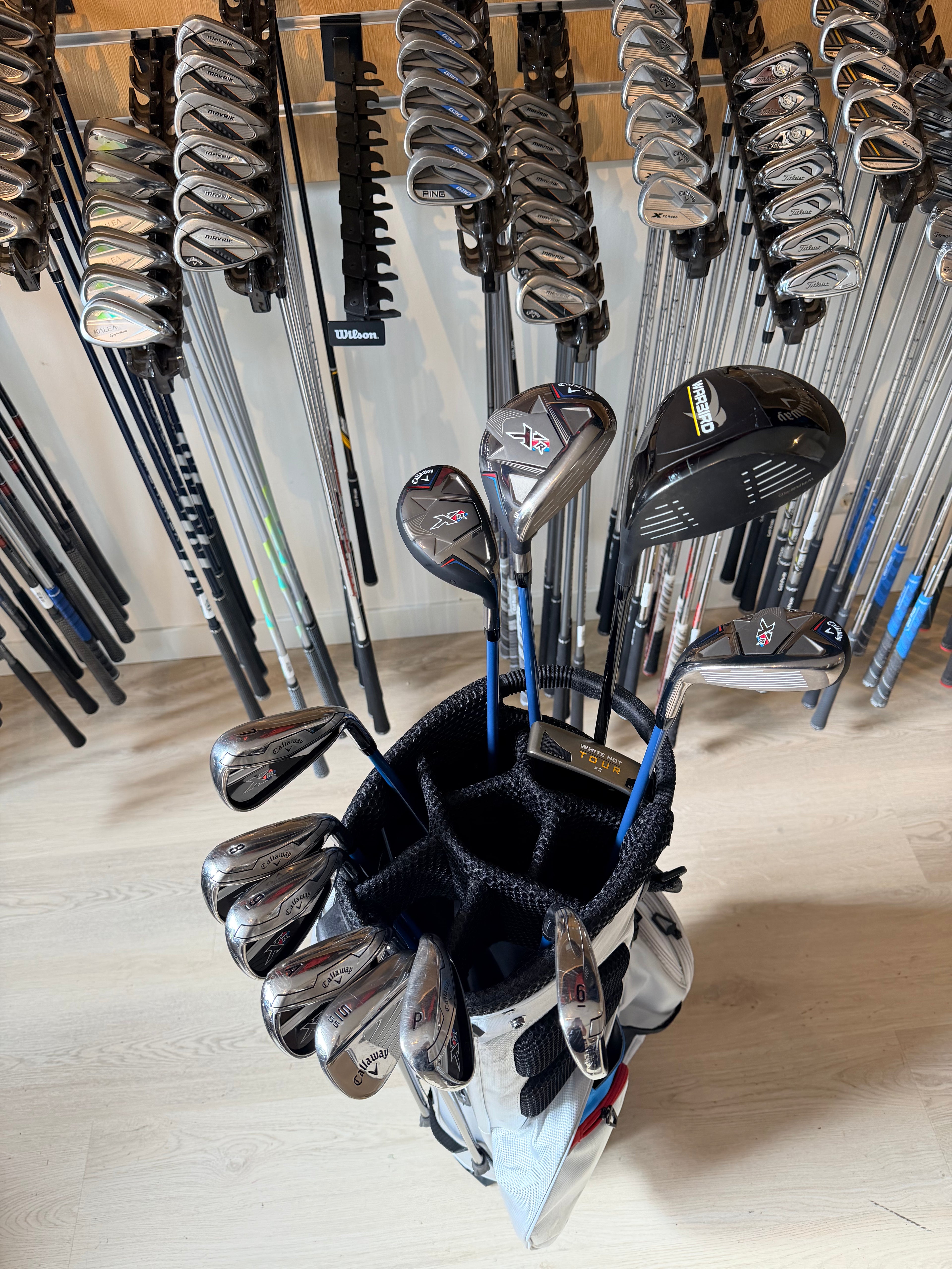 Complete Callaway XR golfset met graphite clubs en Odyssey White Hot Tour putter, rechtshandig, voor heren.