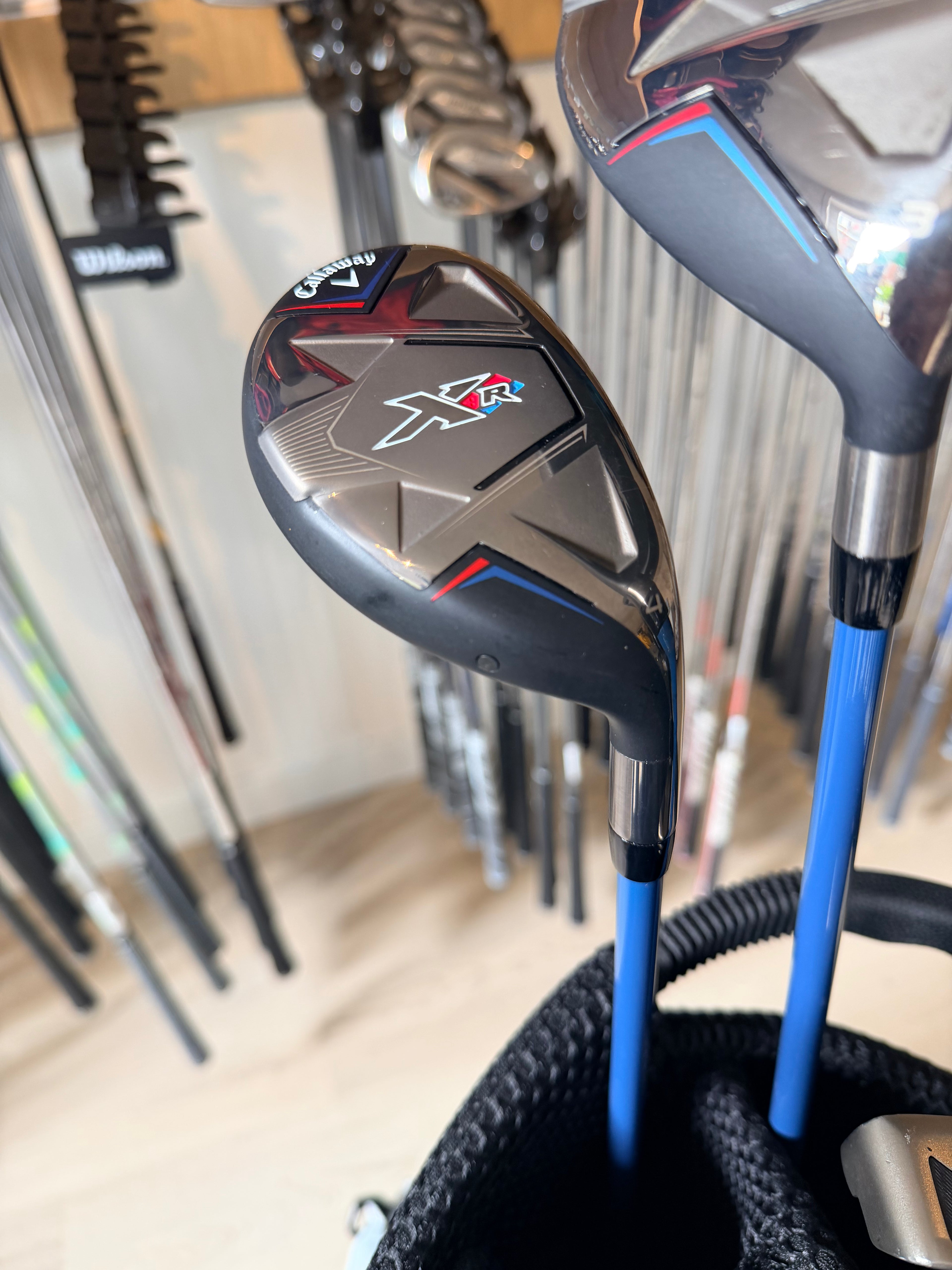 Complete Callaway XR golfset met graphite clubs en Odyssey White Hot Tour putter, rechtshandig, voor golfspelers.