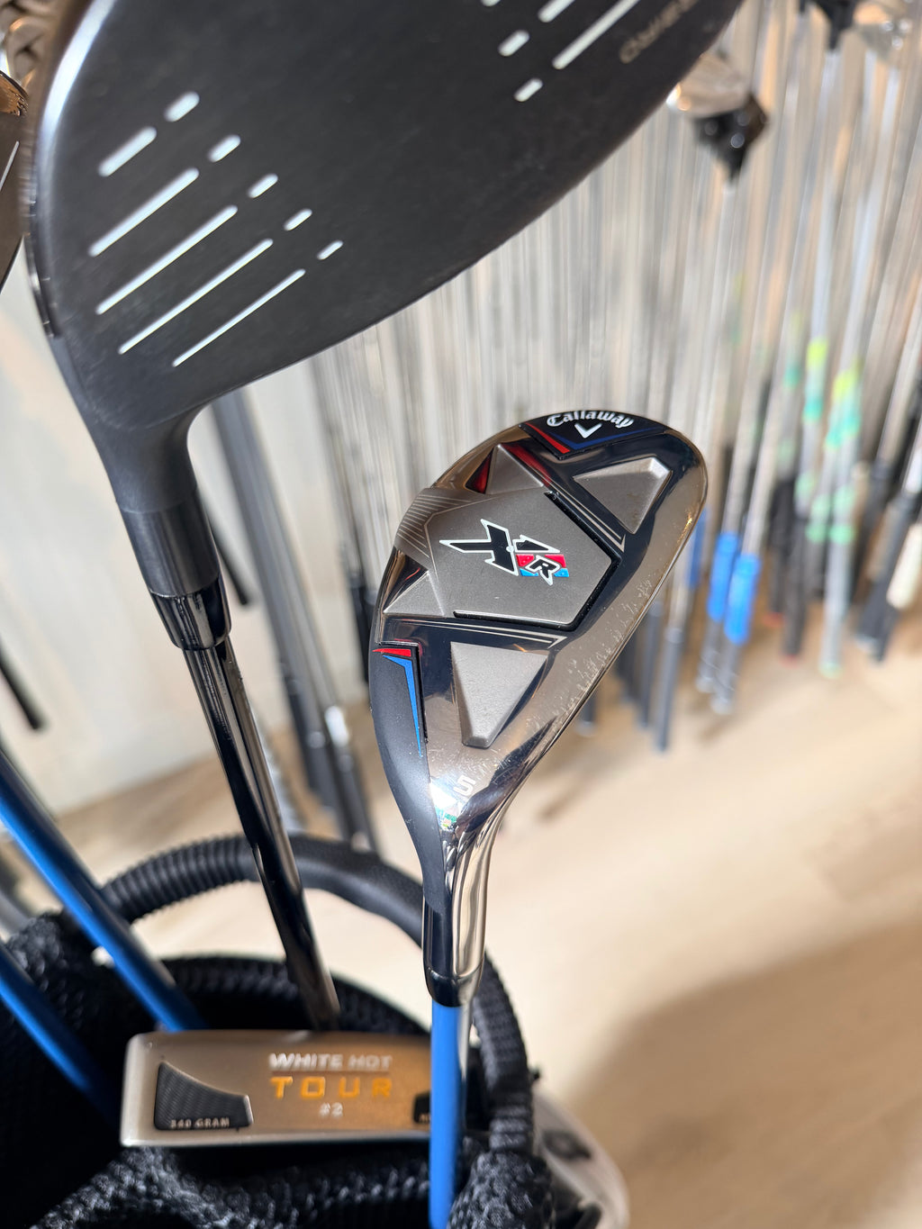Compleet Callaway XR golfset met graphite clubs en Odyssey White Hot Tour #2 putter, geschikt voor rechtshandige golfers
