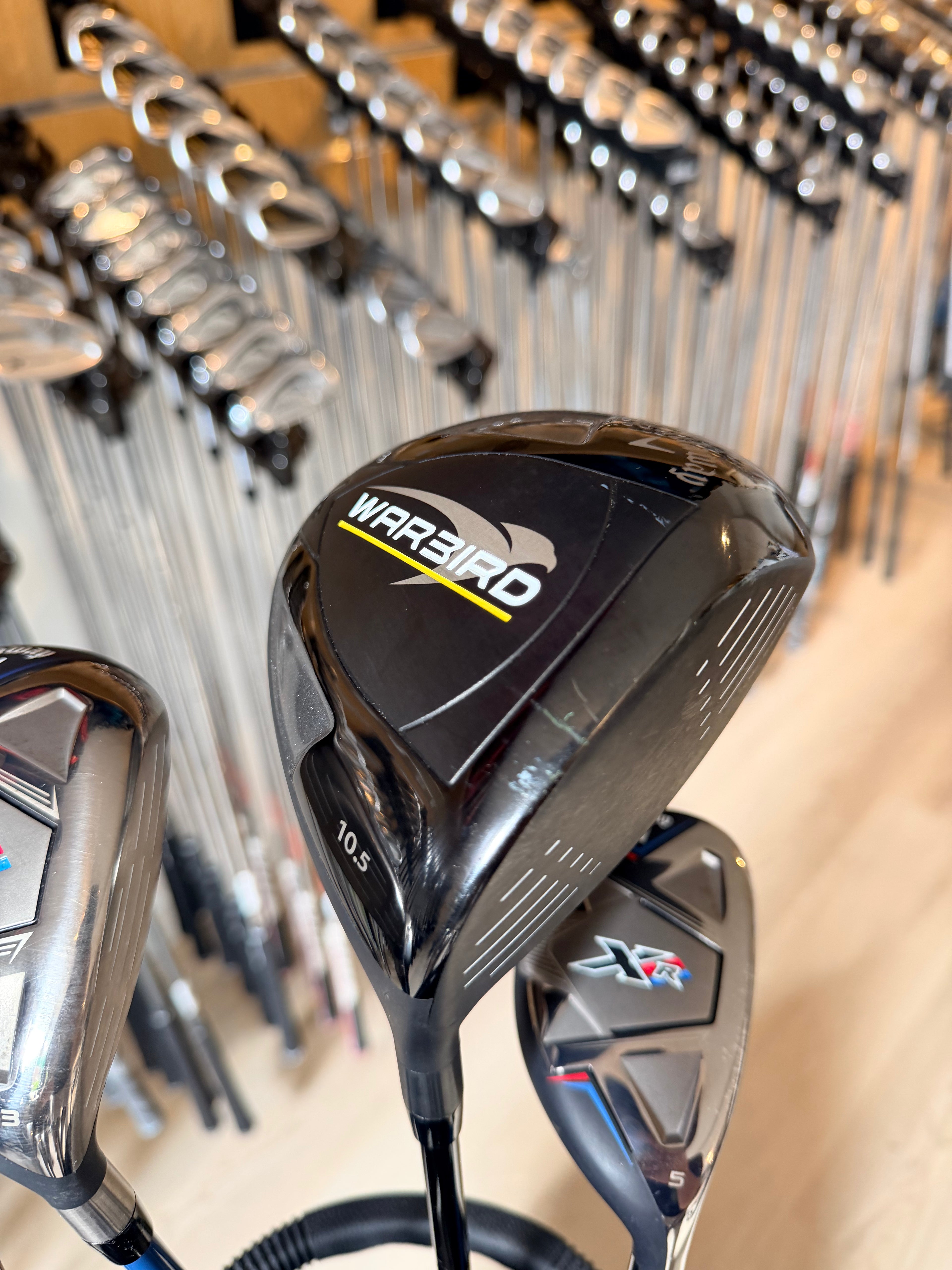 Complete Callaway XR golfset met graphite clubs en Odyssey White Hot Tour putter, rechtshandig, liggende op een golfbaan.