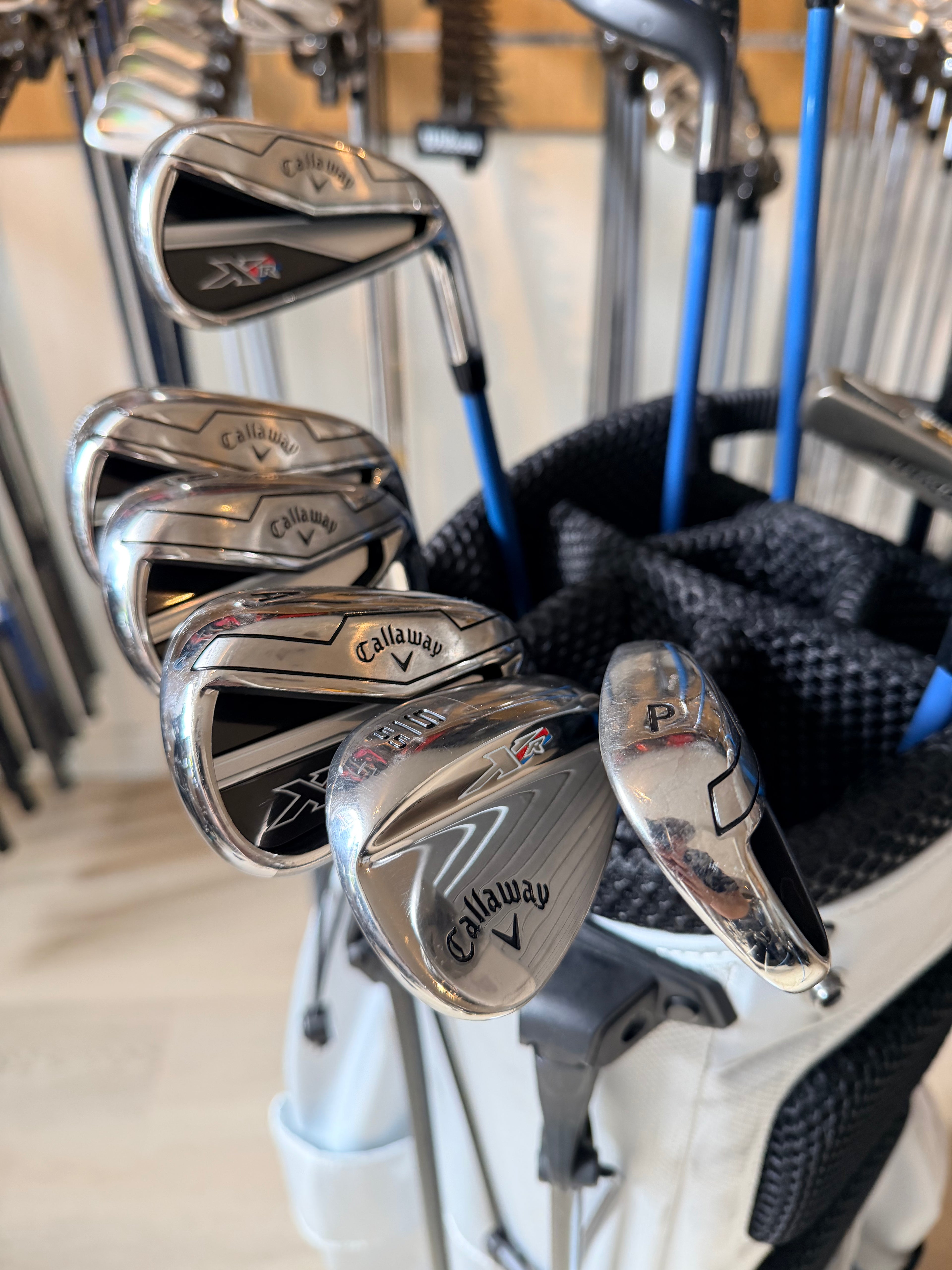 Complete Callaway XR golfset met graphite clubs en Odyssey White Hot Tour putter, rechtshandig, gelegen op gras.