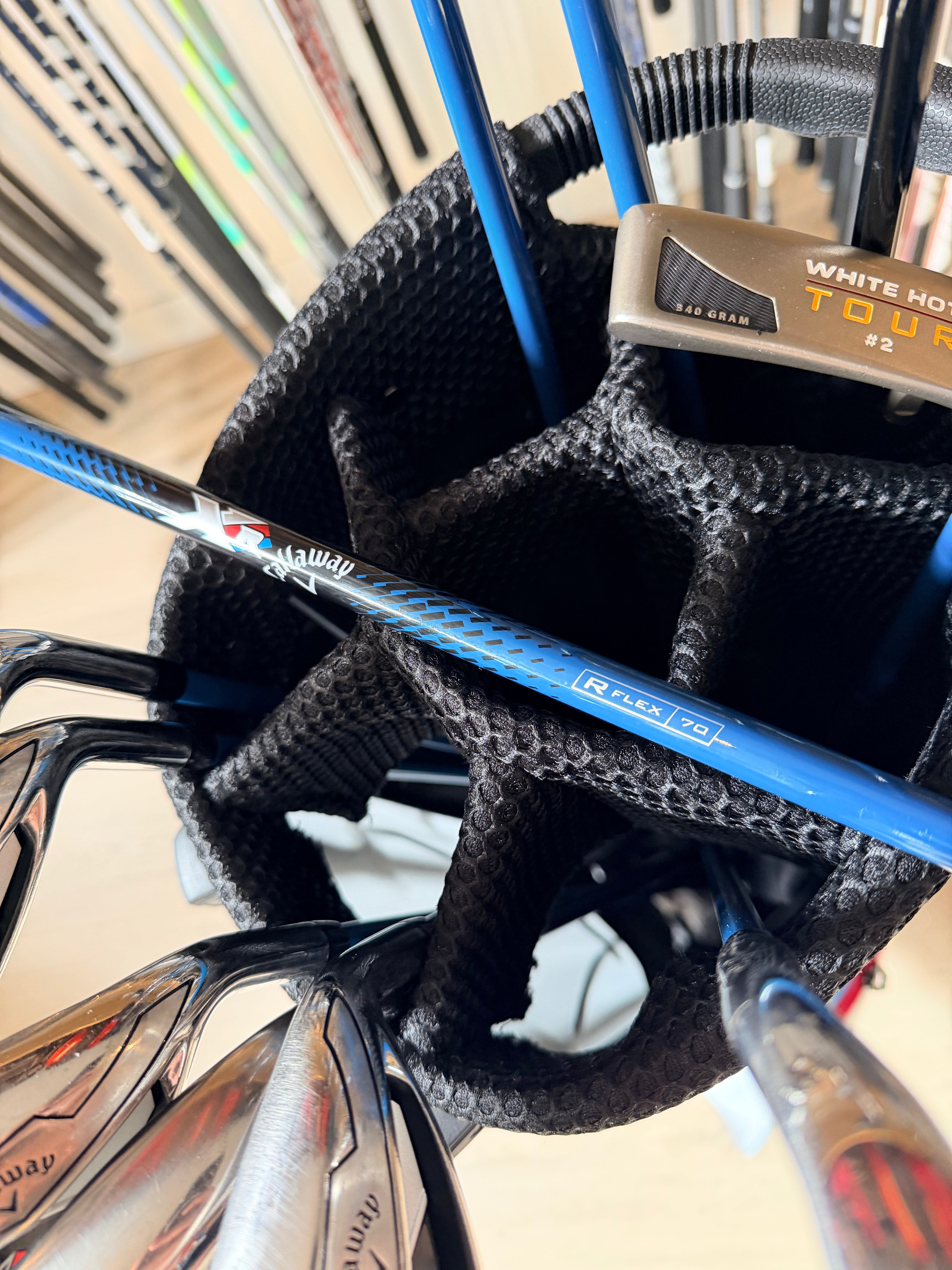 Complete Callaway XR golfset met graphite clubs en Odyssey White Hot Tour #2 putter voor rechtshandige golfers.