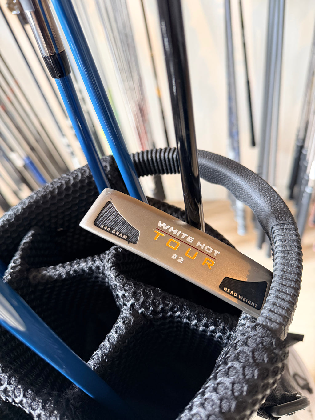 Complete Callaway XR golfset met graphite clubs en Odyssey White Hot Tour putter, rechtshandig, inclusief golfbag en accessoires.