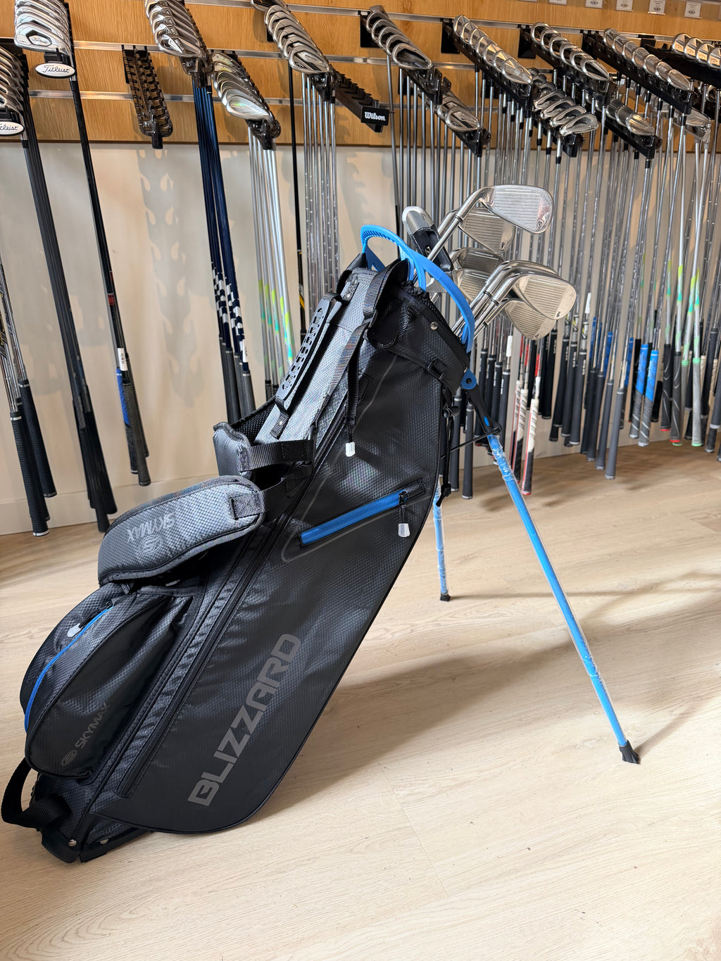 Golfset van Callaway Big Bertha inclusief 3 tot PW, nieuwe 56° wedge, putter en standbag, geschikt voor golfers.