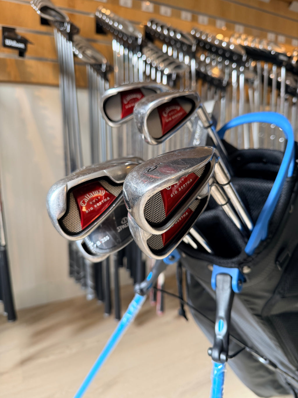 Golfset van Callaway Big Bertha met 3 tot PW clubs, nieuwe 56° wedge, putter en standbag, geschikt voor golfers.