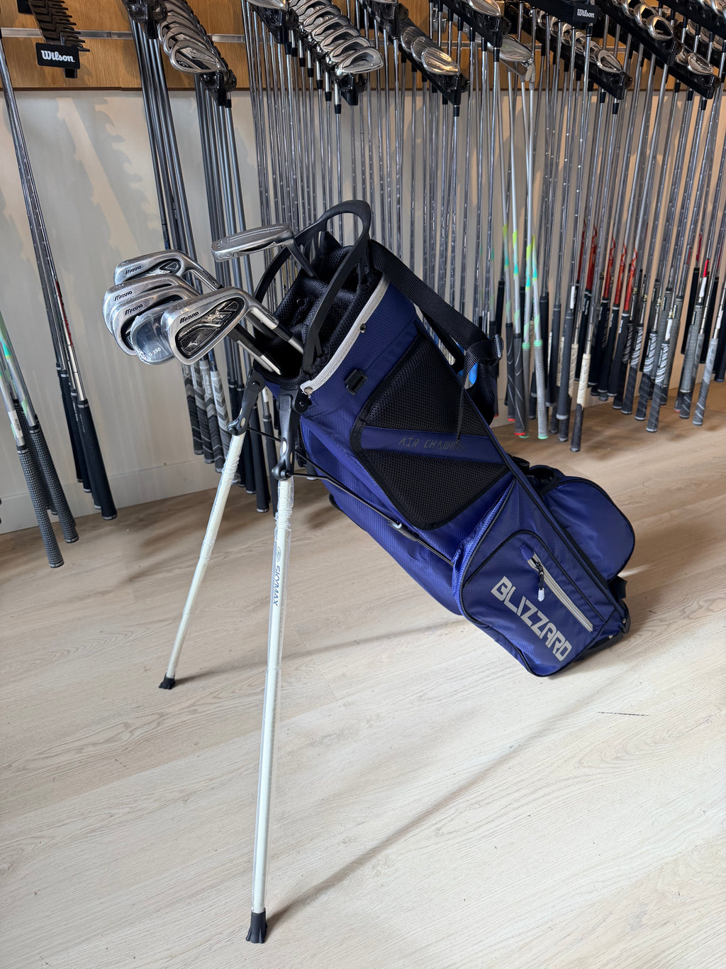 Mizuno JPX 800 Pro golfset met ijzers, 56° wedge, putter en nieuwe standbag op een golfbaan