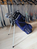 Mizuno JPX 800 Pro golfset met ijzers, 56° wedge, putter en nieuwe standbag op een golfbaan