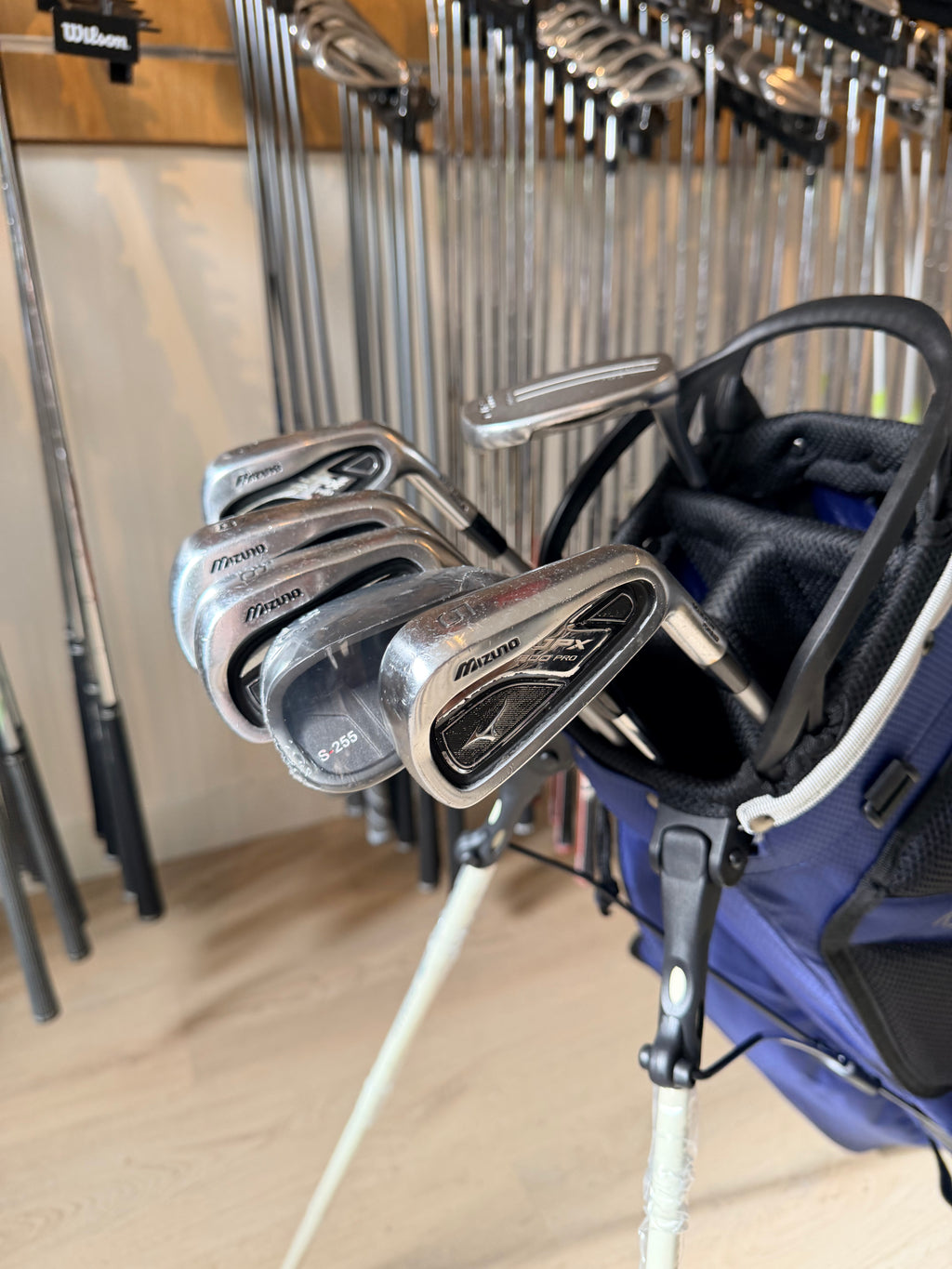 Mizuno JPX 800 Pro golfset met ijzers, nieuwe 56° wedge, Mizuno putter en standbag, klaar voor een golfspel.