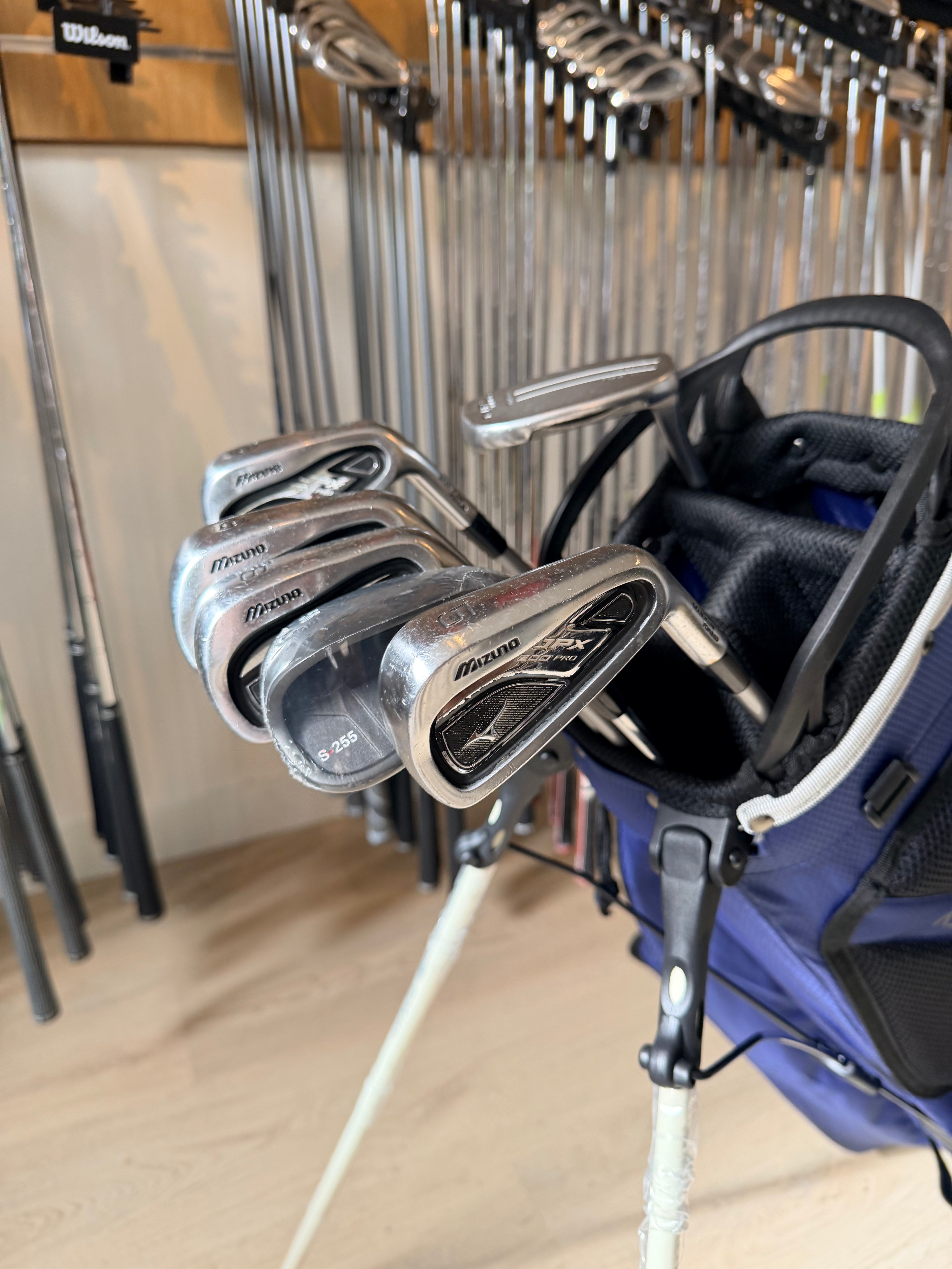 Mizuno JPX 800 Pro golfset met ijzers, nieuwe 56° wedge, Mizuno putter en standbag, klaar voor een golfspel.