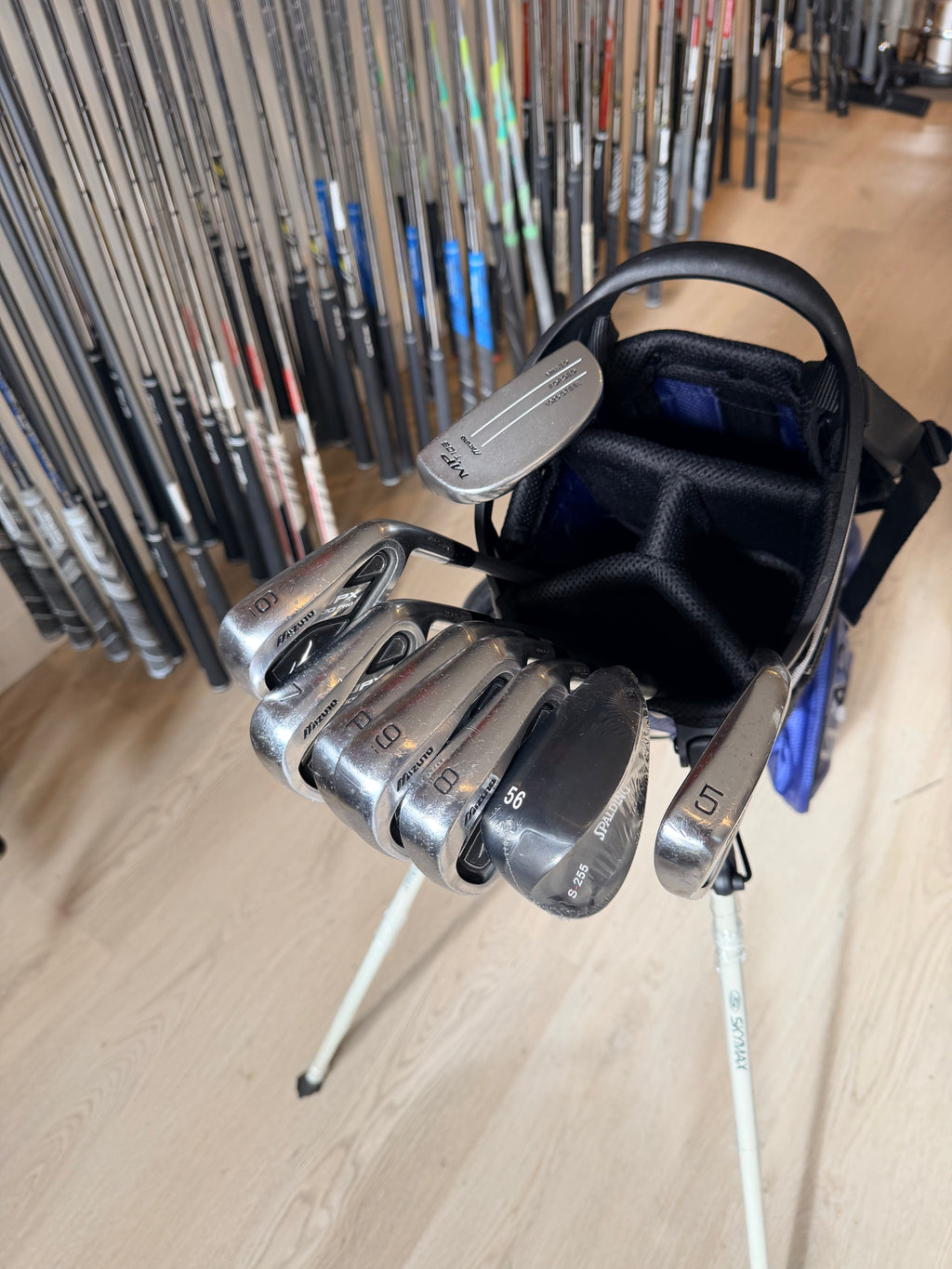 Mizuno JPX 800 Pro golfset met ijzers, 56° wedge, Mizuno putter en standbag op golfbaan