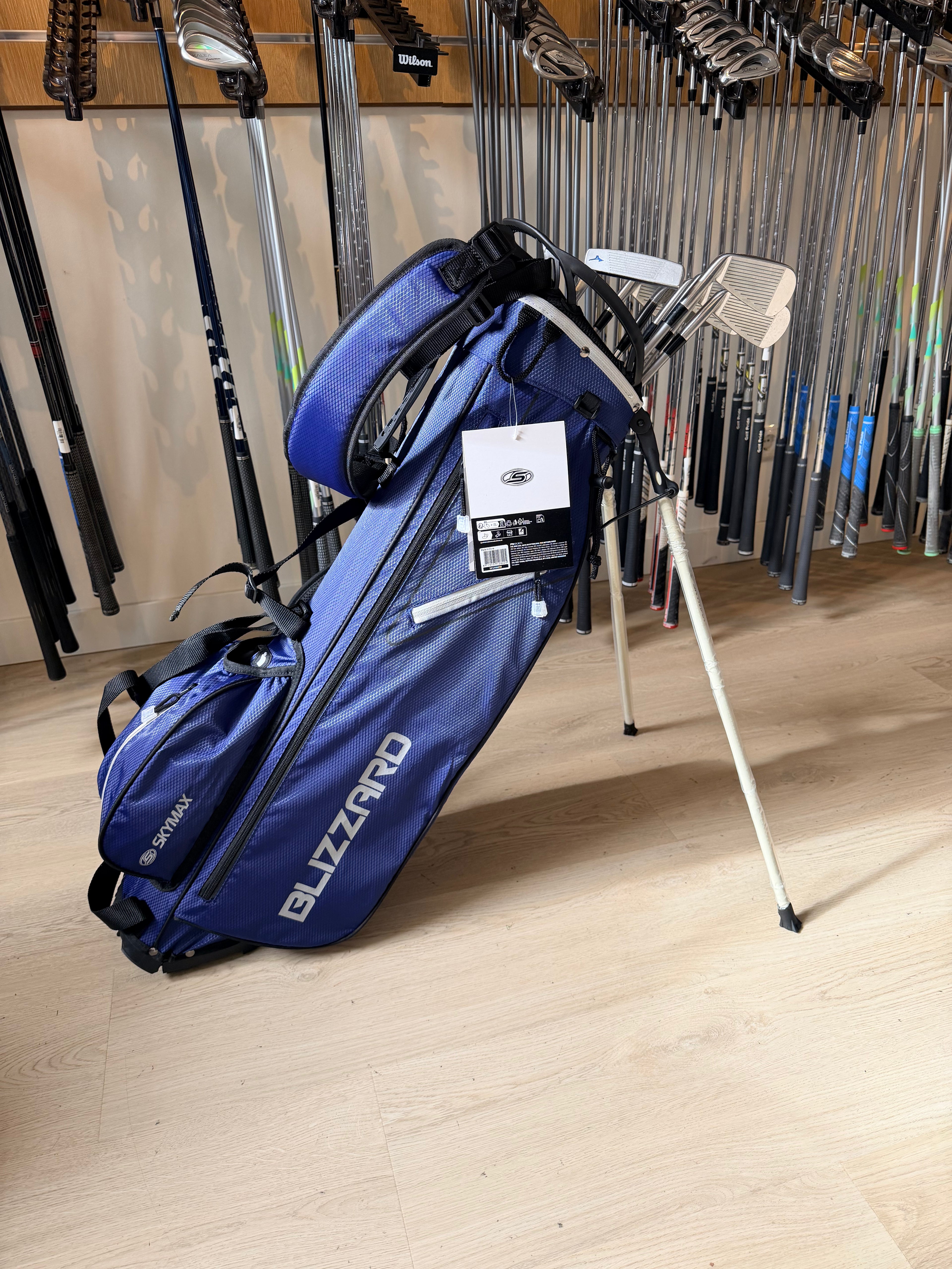 Mizuno JPX 800 Pro golfset met ijzers, 56° wedge, Mizuno putter en nieuwe standbag, liggend op gras met golfballetjes