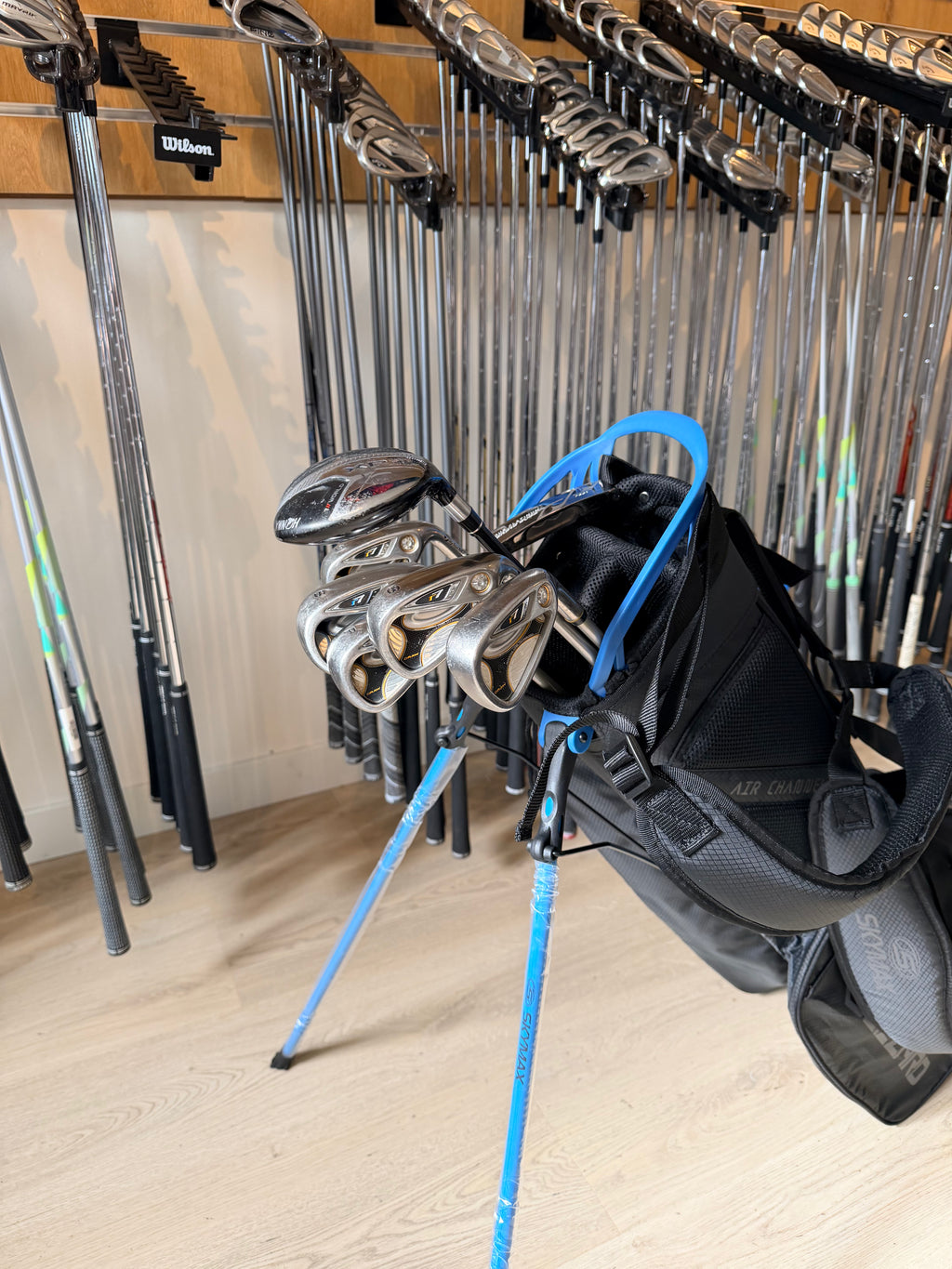 Golfset inclusief TaylorMade R7 halve clubs, Honma hybride 5, Snake Eyes putting en nieuwe standenbag, ideaal voor golfers.