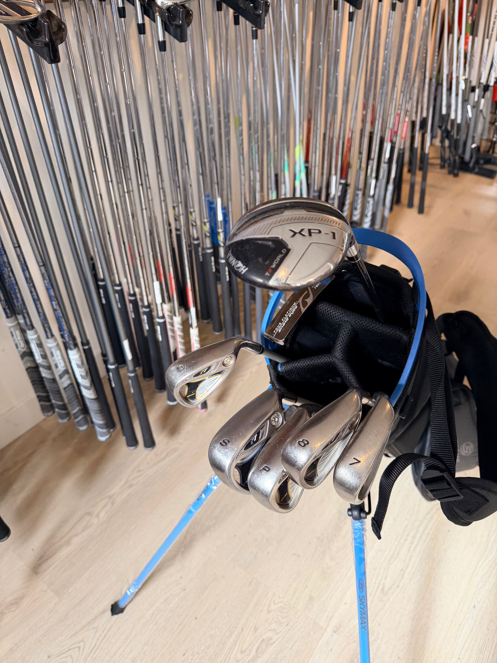 Golfset met TaylorMade R7 clubs, Honma hybride, Snake Eyes putter en standbag voor links- en rechtsgeldige golfers