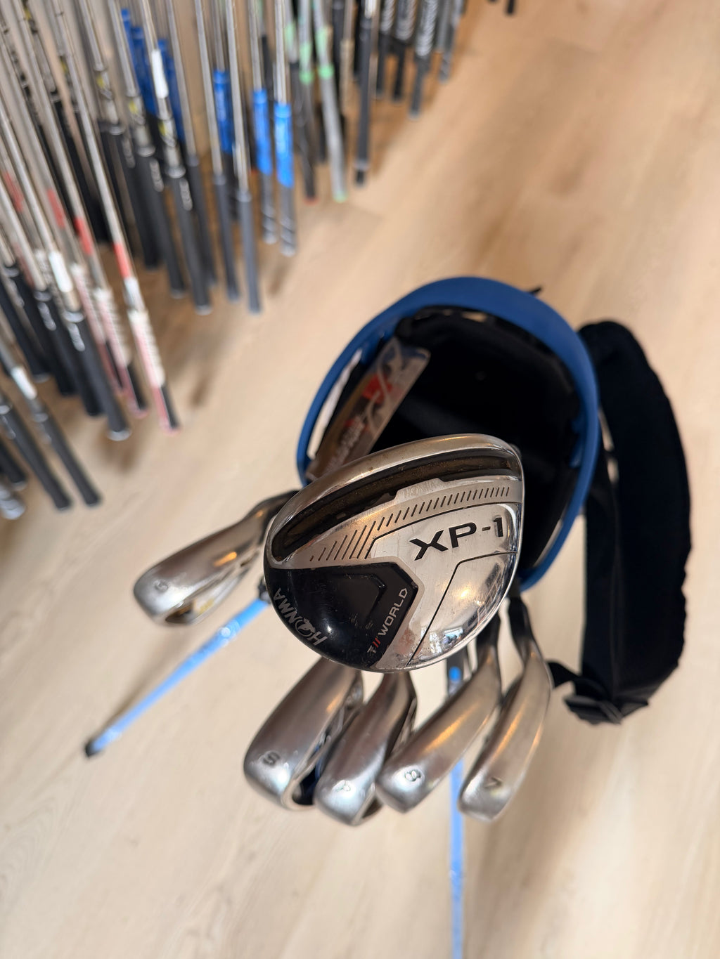 Golfset met TaylorMade R7 halve set, Honma hybride 5, Snake Eyes putter en nieuwe standbag, alle clubs en uitrusting zichtbaar.