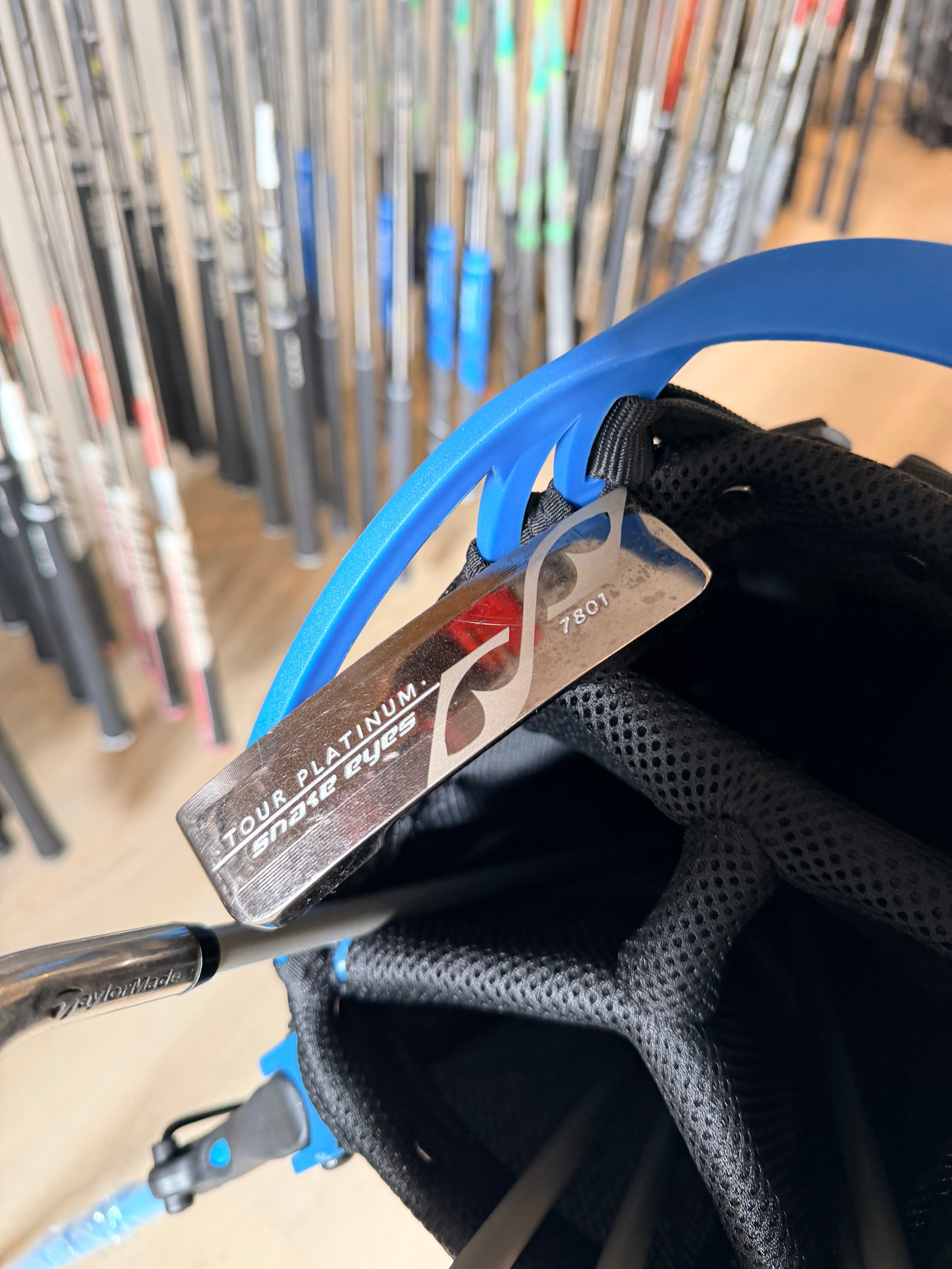 Golfset met TaylorMade R7 halve set, Honma hybride 5, Snake Eyes putter en nieuwe standbag, geschikt voor golfers.