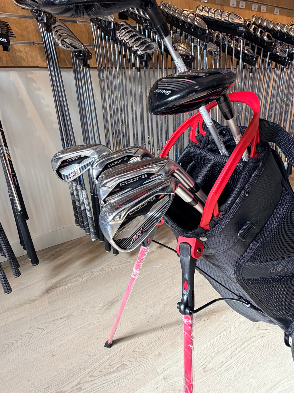 Thom's Golfgear Cobra AIR-X dames golfset met 6 tot PW, hybride 5, 5-wood en putter in nieuwe standbag, voor dames.