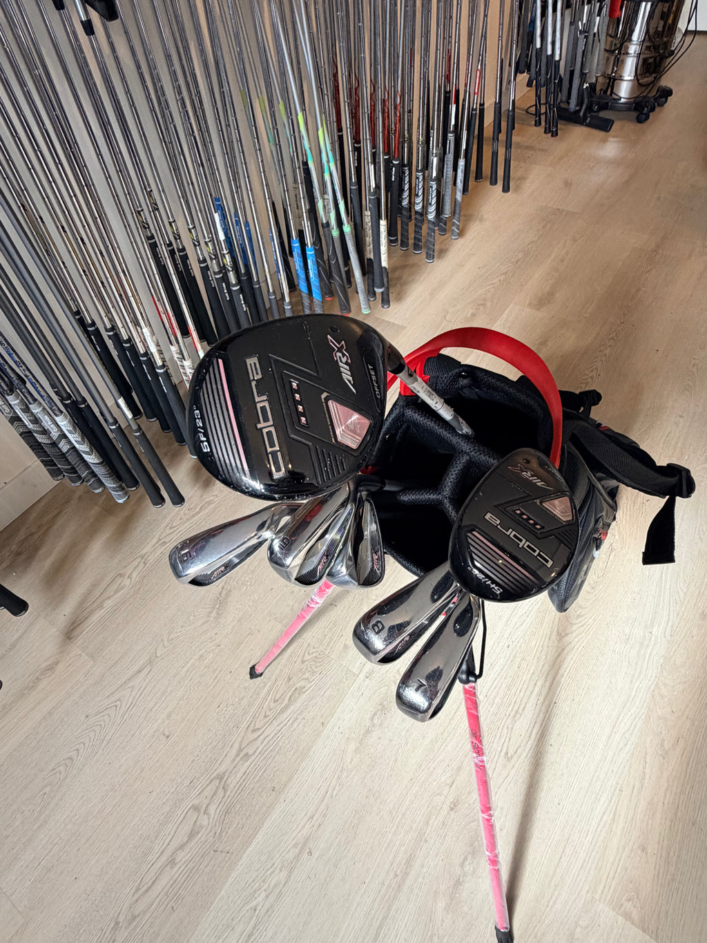 Cobra AIR-X dames golfset met 6 tot PW, hybride 5, 5-wood en putter, inclusief nieuwe standbag, door Thom's Golfgear