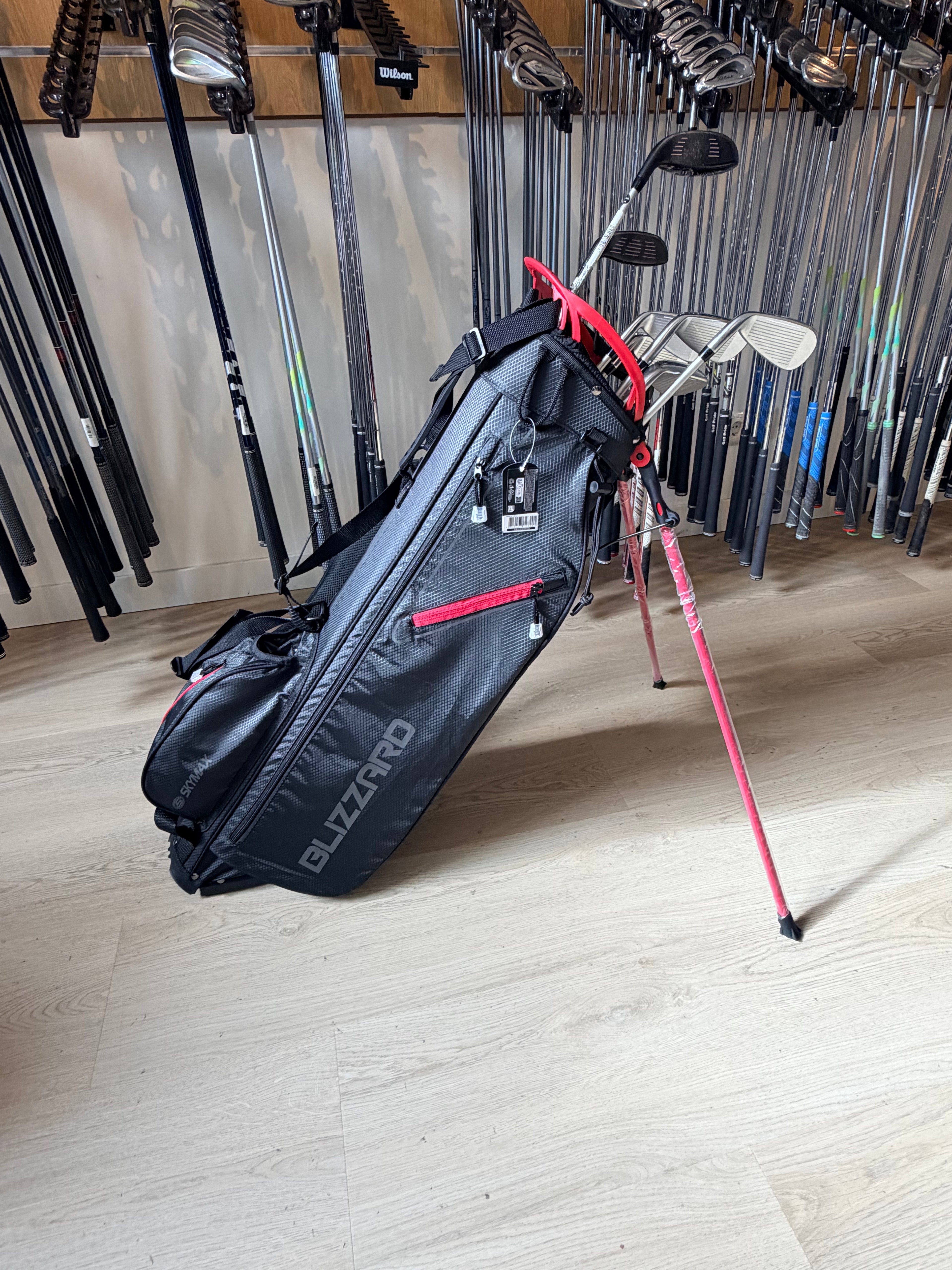 Cobra AIR-X dames golfset met golfclubs, standbag en hybride, 5-woods, putter, op een golfbaan.