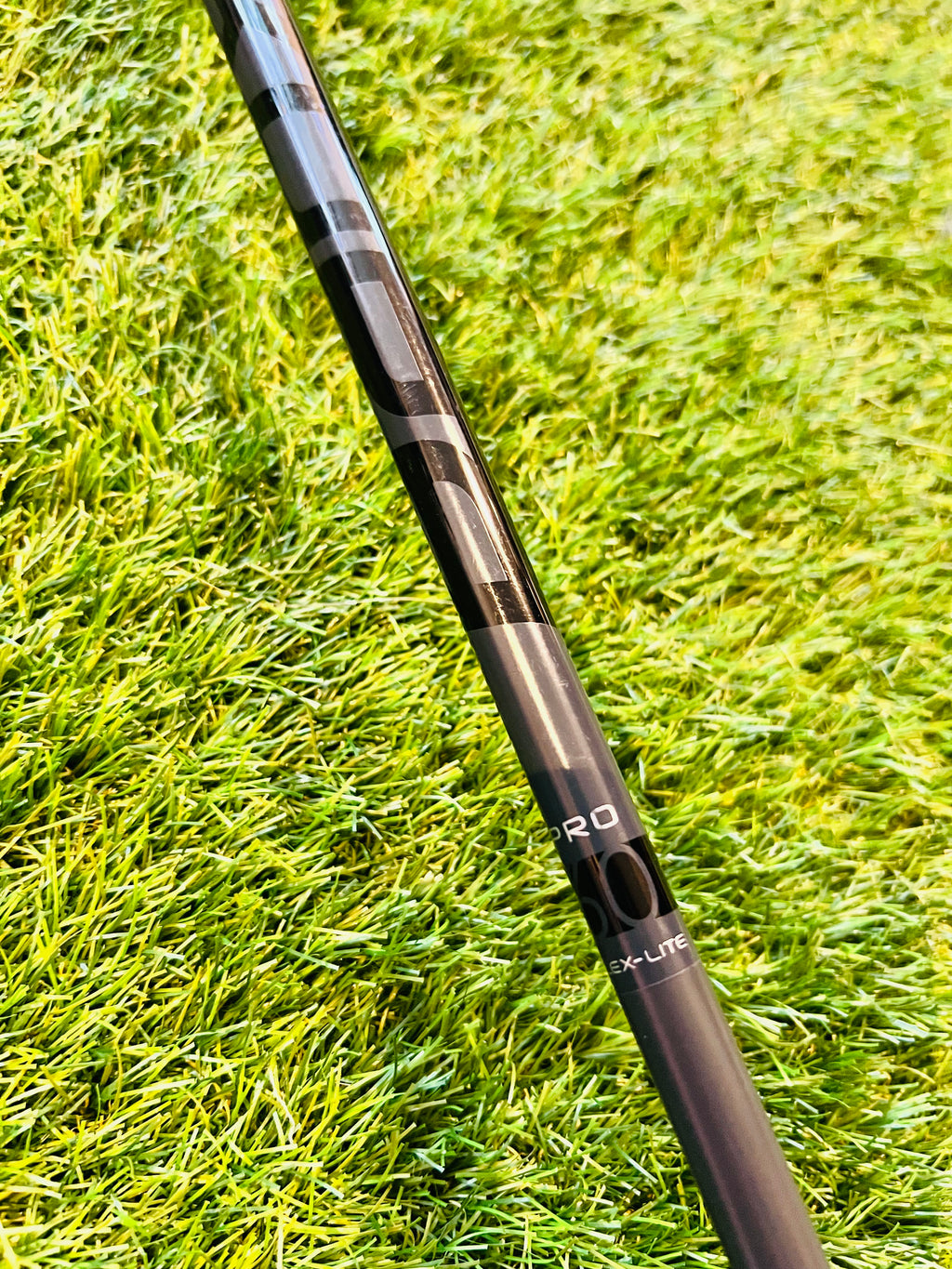 Verstelbare Cobra King F7 Ti driver met 9,5° loft voor linkszijdige golfers, zichtbaar in close-up met clubhoofd en grip.