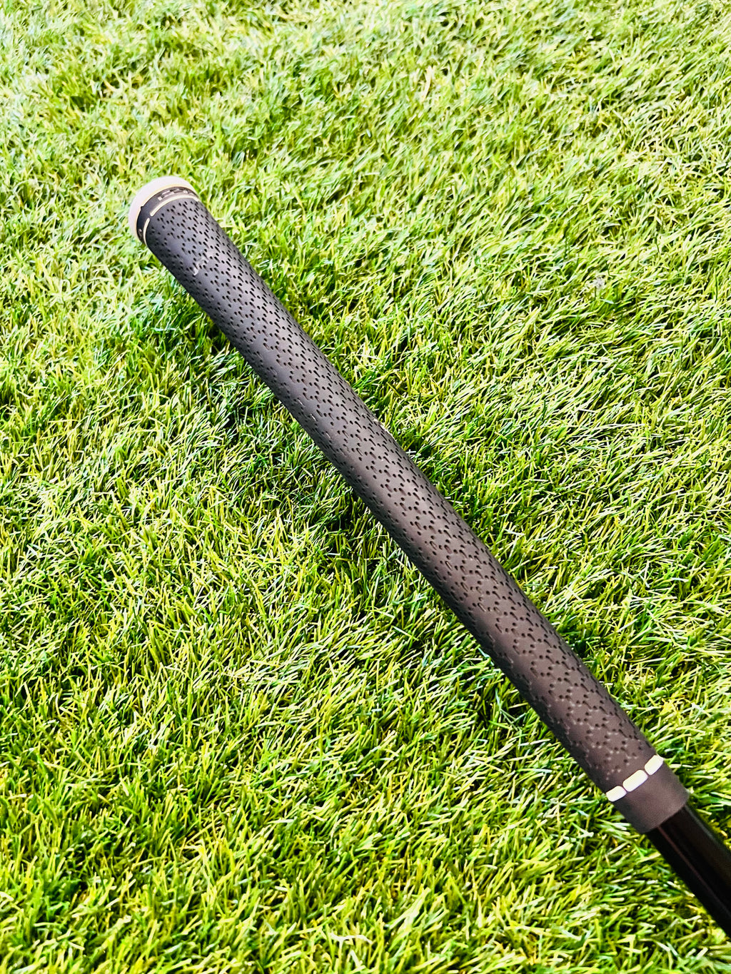 Linkshandige Cobra King F7 Ti driver met 9,5° verstelbare loft, zichtbaar met grafisch ontwerp en grip op golfbaan.