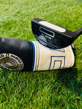 Thom's Golfgear Odyssey Ai-One #9 Tour Putter in 33 inch met zwarte grip en zilveren kop, liggend op een golfbaan.