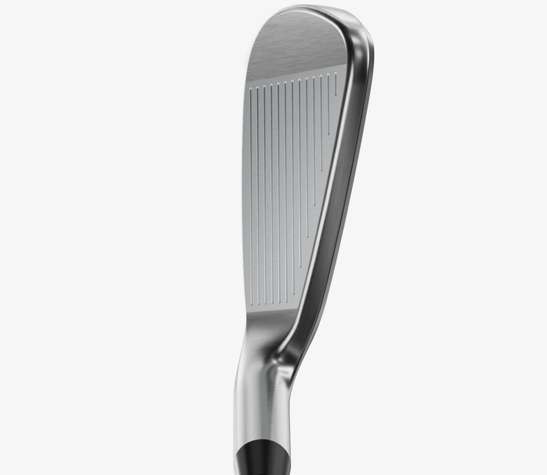 Zwarte Vice Golf VGI02 ijzerset 5-PW + AW + SW van Thom's Golfgear, rechtshandig, regulair flex, golfclubs op een display.