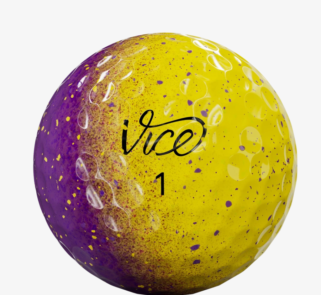 Thom's Golfgear Vice Pro Royal Gold golfballen, 12 stuks, wit met blauwe en gouden accenten, op een golfbaan.