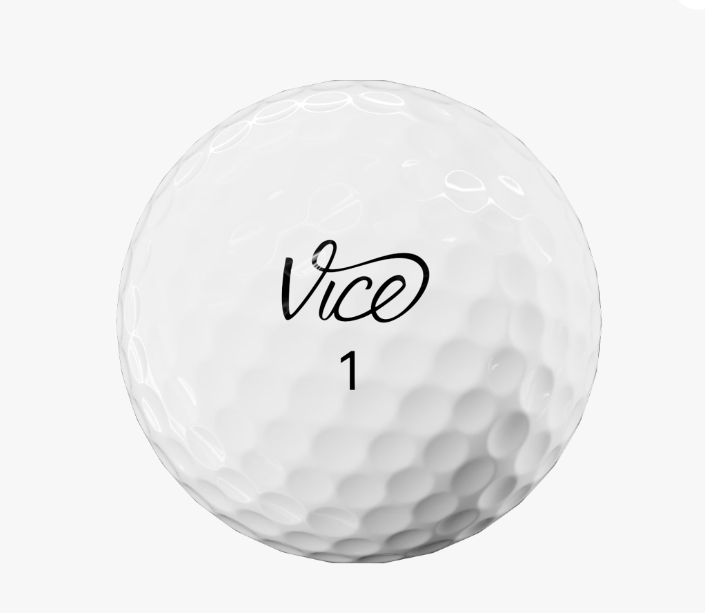 Twaalf witte Thom's Golfgear Vice Pro Plus golfballen op een witte achtergrond, detail van de baltextuur en logo zichtbaar